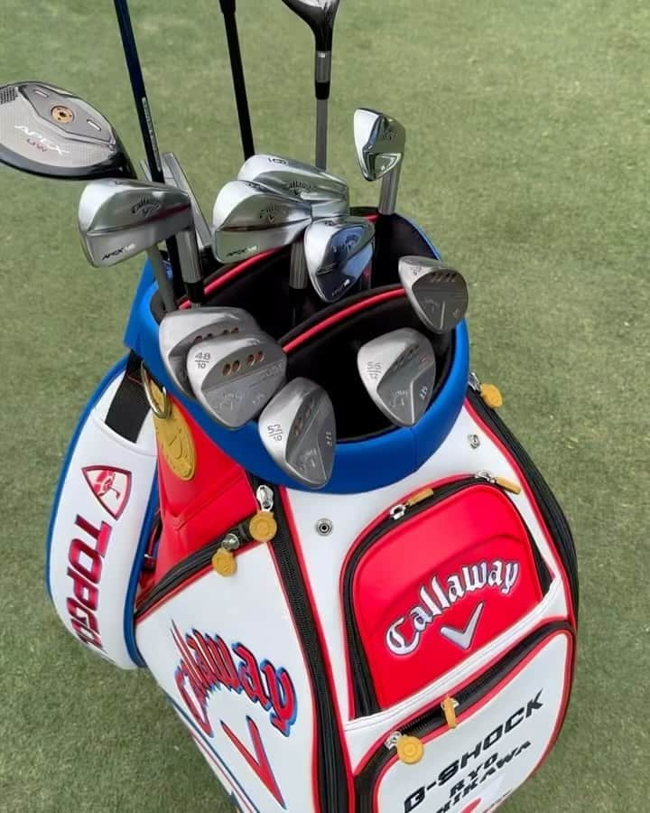 ジョン・ラームのインスタグラム：「One of the most tour sauced out bags you’ll ever see — the bag of Ryo Ishikawa 🔥  His 9 iron is a Jaws Forged (Japan only) 46° PW bent to 43°.」