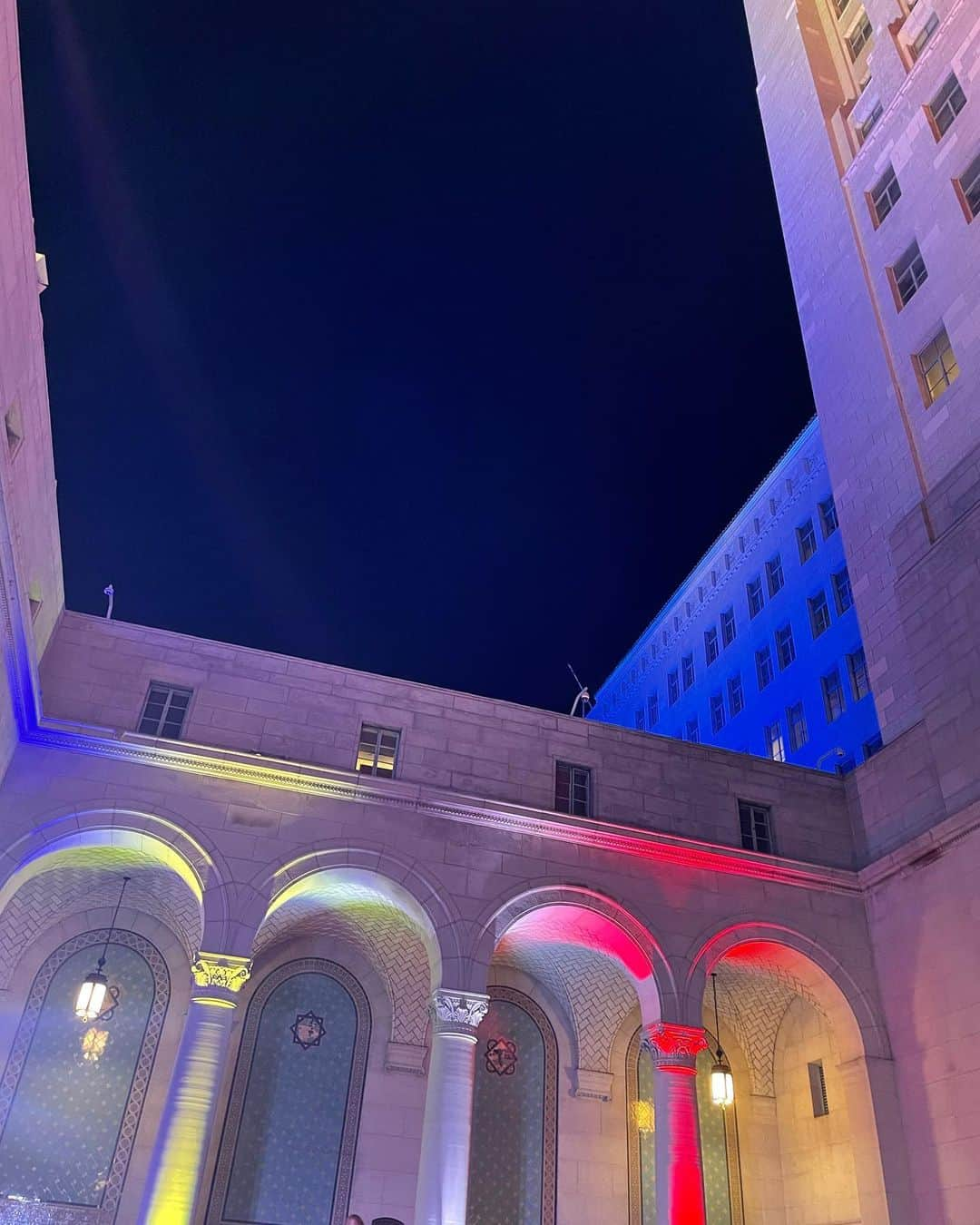 金原杏奈さんのインスタグラム写真 - (金原杏奈Instagram)「FILIPINO AMERICAN HISTORY MONTH 🇵🇭  I attended the lighting ceremony for Filipino American History Month. LA City Hall is lit up in the colors of the Philippine flag to honor filipino flag.  Being of Filipino heritage, I'm happy to celebrate this history🫱🏻‍🫲🏼✨  1587年10月18日に現在のカリフォルニア州にフィリピン人が初めてアメリカ大陸に到着した歴史があるそうです。その歴史があってフィリピン系アメリカ人としての人権が確立していったという事をお祝いして、フィリピンの国旗色にLAのシティホールがライトアップされました！  昨日はその点灯式に参加して来ました。フィリピンハーフとして、歴史を知りお祝いできて嬉しかったです🫱🏻‍🫲🏼✨  #philipines #filipino #filipina  #filipinoamericanhistorymonth」10月22日 3時51分 - annakanehara