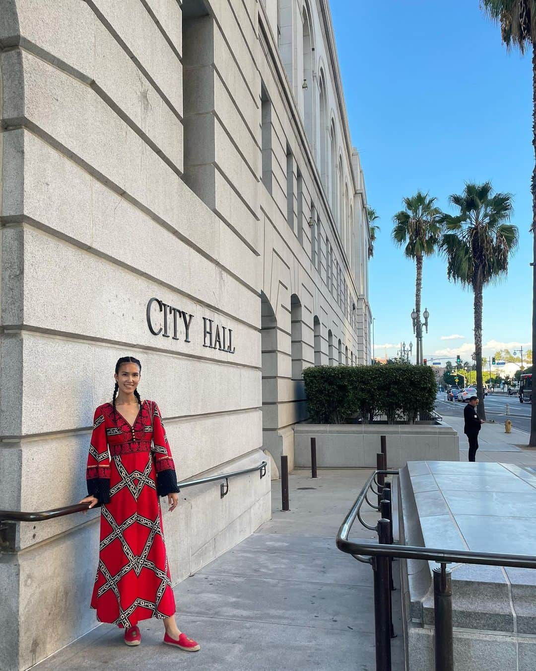 金原杏奈さんのインスタグラム写真 - (金原杏奈Instagram)「FILIPINO AMERICAN HISTORY MONTH 🇵🇭  I attended the lighting ceremony for Filipino American History Month. LA City Hall is lit up in the colors of the Philippine flag to honor filipino flag.  Being of Filipino heritage, I'm happy to celebrate this history🫱🏻‍🫲🏼✨  1587年10月18日に現在のカリフォルニア州にフィリピン人が初めてアメリカ大陸に到着した歴史があるそうです。その歴史があってフィリピン系アメリカ人としての人権が確立していったという事をお祝いして、フィリピンの国旗色にLAのシティホールがライトアップされました！  昨日はその点灯式に参加して来ました。フィリピンハーフとして、歴史を知りお祝いできて嬉しかったです🫱🏻‍🫲🏼✨  #philipines #filipino #filipina  #filipinoamericanhistorymonth」10月22日 3時51分 - annakanehara