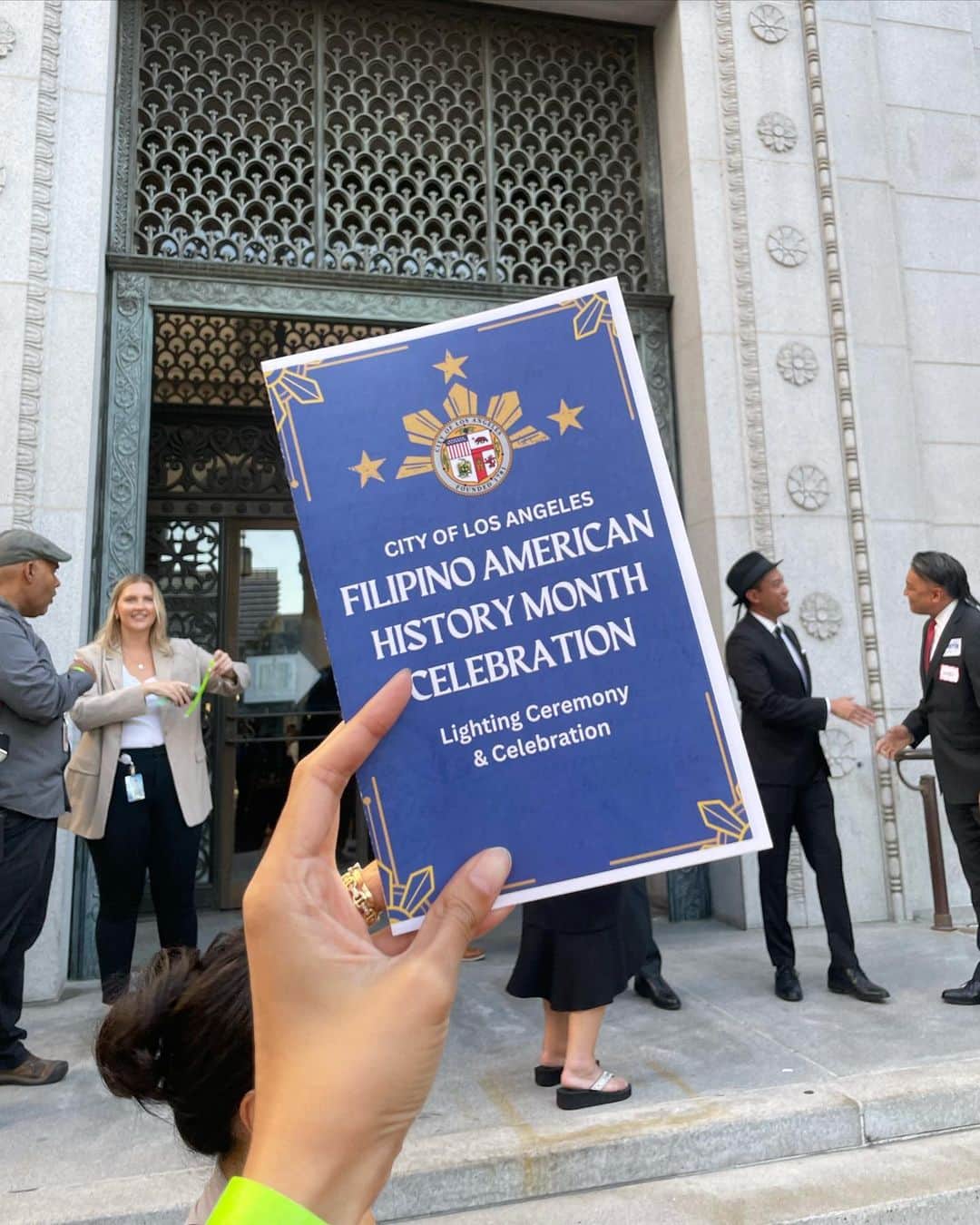 金原杏奈さんのインスタグラム写真 - (金原杏奈Instagram)「FILIPINO AMERICAN HISTORY MONTH 🇵🇭  I attended the lighting ceremony for Filipino American History Month. LA City Hall is lit up in the colors of the Philippine flag to honor filipino flag.  Being of Filipino heritage, I'm happy to celebrate this history🫱🏻‍🫲🏼✨  1587年10月18日に現在のカリフォルニア州にフィリピン人が初めてアメリカ大陸に到着した歴史があるそうです。その歴史があってフィリピン系アメリカ人としての人権が確立していったという事をお祝いして、フィリピンの国旗色にLAのシティホールがライトアップされました！  昨日はその点灯式に参加して来ました。フィリピンハーフとして、歴史を知りお祝いできて嬉しかったです🫱🏻‍🫲🏼✨  #philipines #filipino #filipina  #filipinoamericanhistorymonth」10月22日 3時51分 - annakanehara