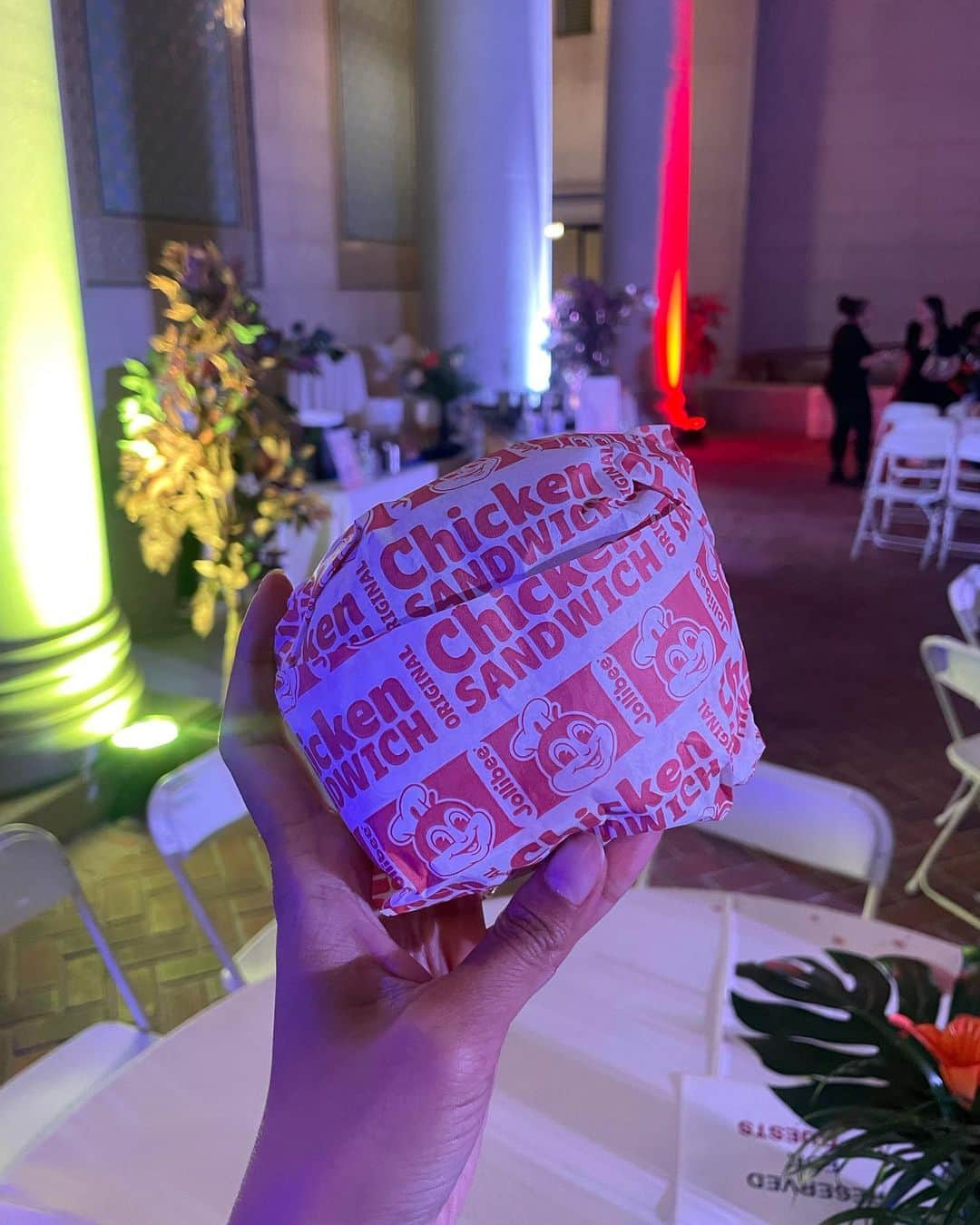 金原杏奈さんのインスタグラム写真 - (金原杏奈Instagram)「FILIPINO AMERICAN HISTORY MONTH 🇵🇭  I attended the lighting ceremony for Filipino American History Month. LA City Hall is lit up in the colors of the Philippine flag to honor filipino flag.  Being of Filipino heritage, I'm happy to celebrate this history🫱🏻‍🫲🏼✨  1587年10月18日に現在のカリフォルニア州にフィリピン人が初めてアメリカ大陸に到着した歴史があるそうです。その歴史があってフィリピン系アメリカ人としての人権が確立していったという事をお祝いして、フィリピンの国旗色にLAのシティホールがライトアップされました！  昨日はその点灯式に参加して来ました。フィリピンハーフとして、歴史を知りお祝いできて嬉しかったです🫱🏻‍🫲🏼✨  #philipines #filipino #filipina  #filipinoamericanhistorymonth」10月22日 3時51分 - annakanehara