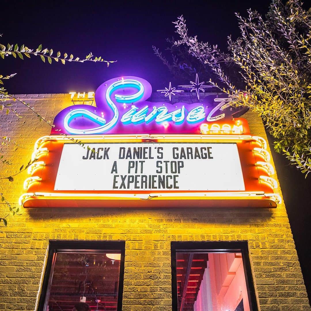 ジャックダニエルのインスタグラム：「A strong start to race weekend at Jack’s Garage. Thanks for the memories. #JackDaniels」