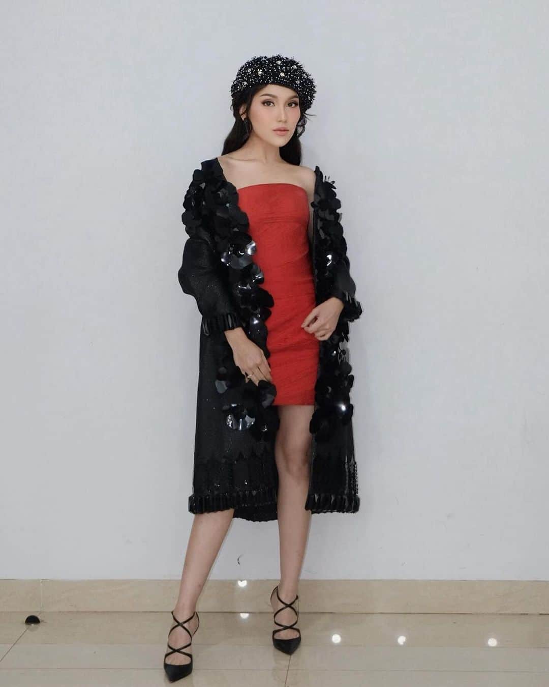 アユ・ティンティンのインスタグラム：「❤️🖤 Gown @didibudiardjo Hat @rinaldyyunardi Make up @rama_jee Hair @kriznafahrezi Fashion Stylist @erichalamin」