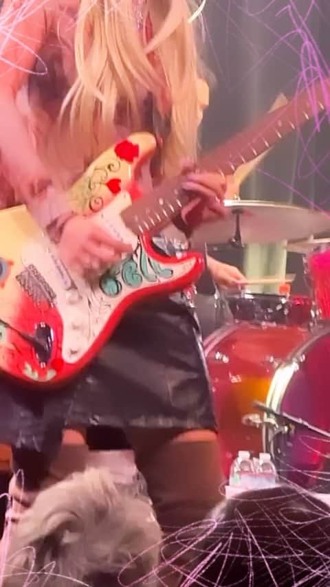オリアンティのインスタグラム：「Playing my 97 Monterey pop Jimi guitar last night .. one of 250 made .. had to bring it out for voodoo 🎸✌🏻 thank you for the video @daveforday」