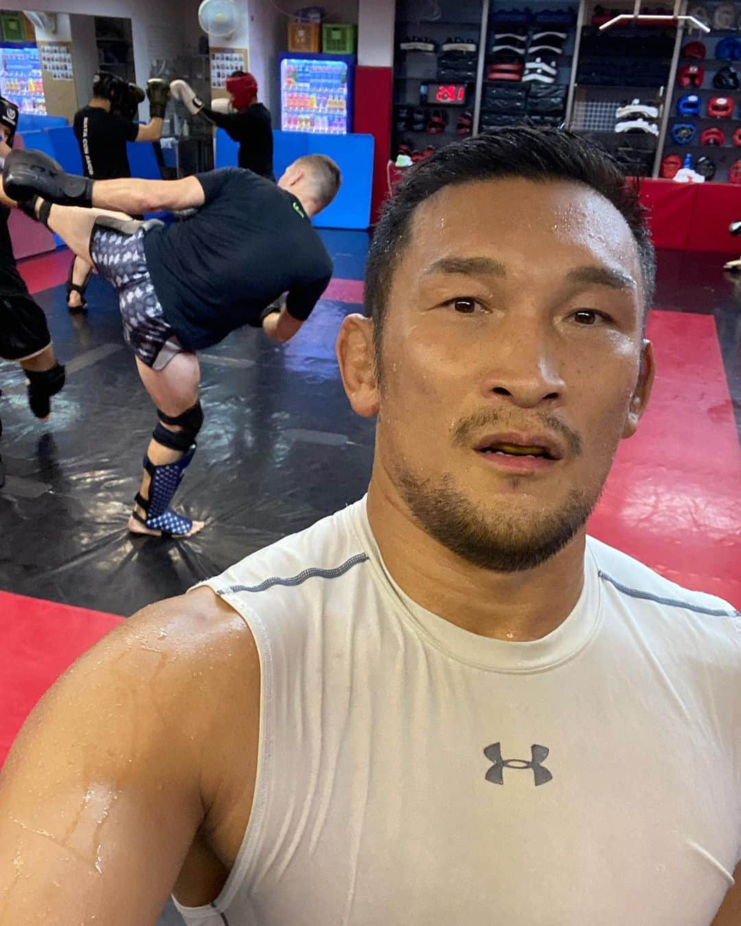 ストラッサー起一のインスタグラム：「・ ・ 最初の週の追い込み終了！ 〆はチーム吉鷹練習。  疲労で関節がギシキジで体が拒絶反応起こしたけど何とか動いた。  疲れてるのが当たり前で、その上でギア上げて追い込んでいく。  そう言う事なので〆は補強でスクワット。  ここから作り込んでいくよ🔥」