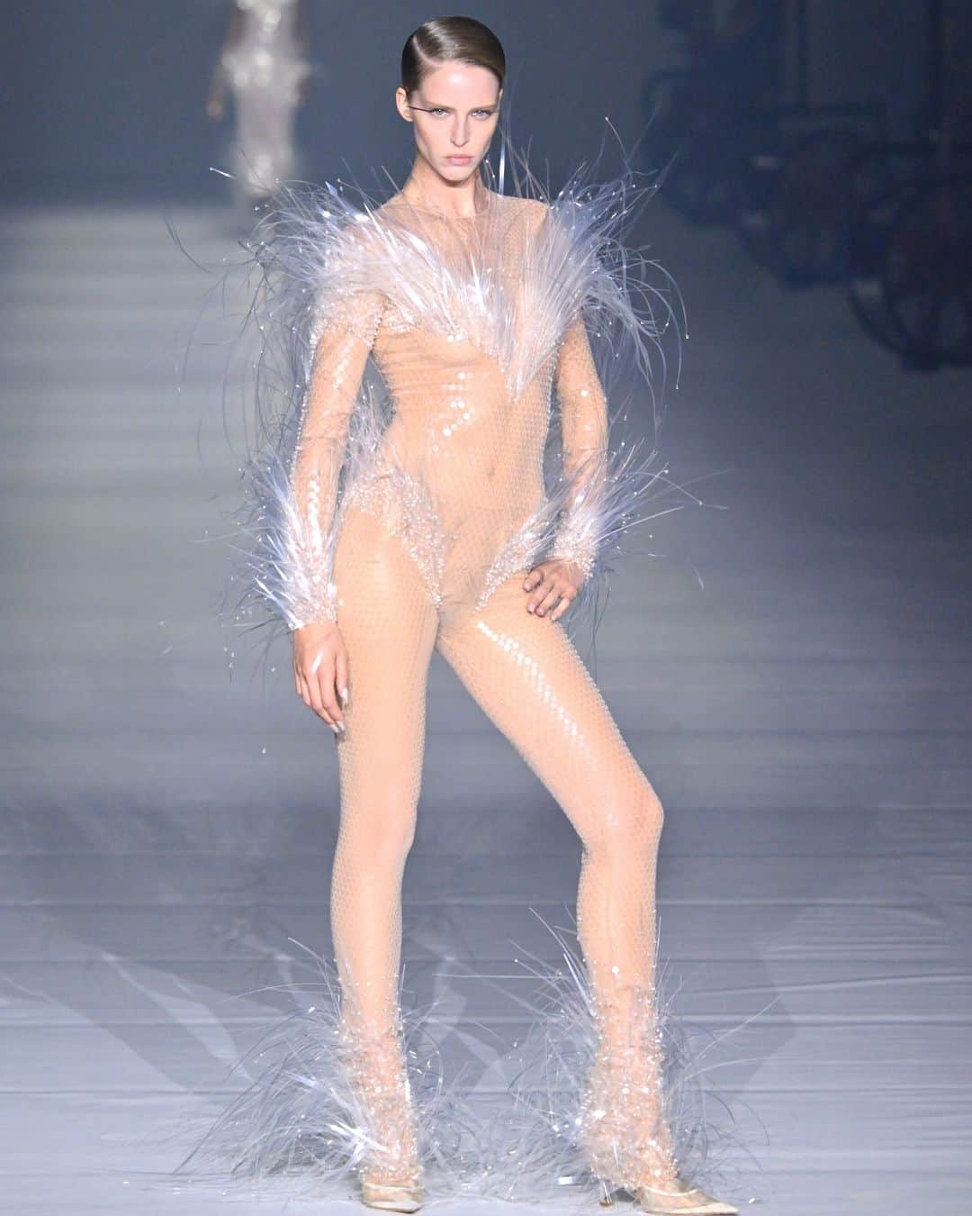 Fashion Weekさんのインスタグラム写真 - (Fashion WeekInstagram)「Enjoy our spotlight on the #tinsel looks from Mugler SS24. The collection embraced movement, the sea and refined theatrics.」10月22日 3時15分 - fashionweek
