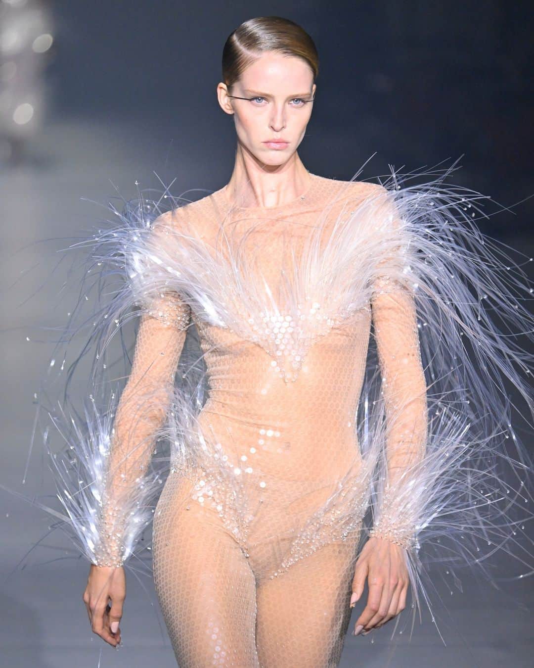 Fashion Weekさんのインスタグラム写真 - (Fashion WeekInstagram)「Enjoy our spotlight on the #tinsel looks from Mugler SS24. The collection embraced movement, the sea and refined theatrics.」10月22日 3時15分 - fashionweek