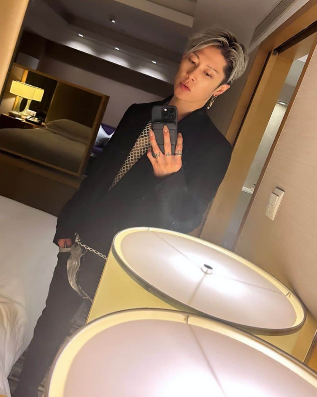 雅-MIYAVI-のインスタグラム：「Rocking every night.  連日流れてくるニュースに正直心が壊されそうだけど、こちらは元気でやってるよ  晚安  😌」