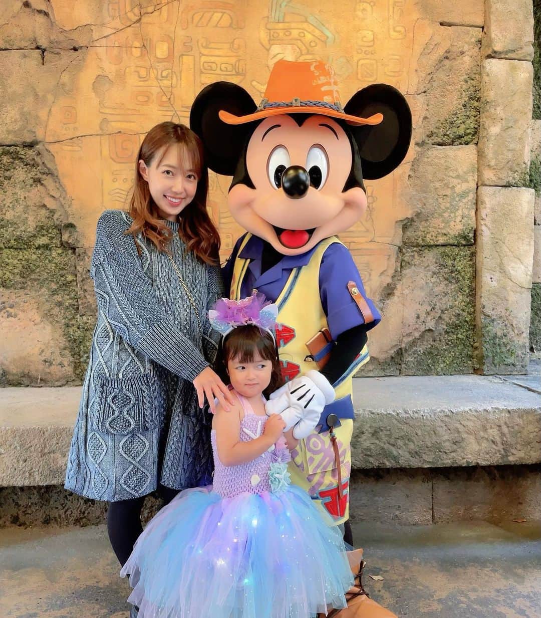 川崎希のインスタグラム：「HAPPY BIRTHDAY eve eve💕  2才もうすぐラスト、3才になる記念にお泊りディズニーしてるよ🎂  はじめてハッピーエントリーで15分早くパークに入って満喫しまくりました💓💓💓  ミッキーマウス大好きすぎて会うと緊張してるsister  たくさん記念写真撮ったから記録にまた載せるね💓💓💓  #ディズニーシー　#ハッピーエントリー　#ミッキーマウスグリーティング　#happybirthdayeveeve」