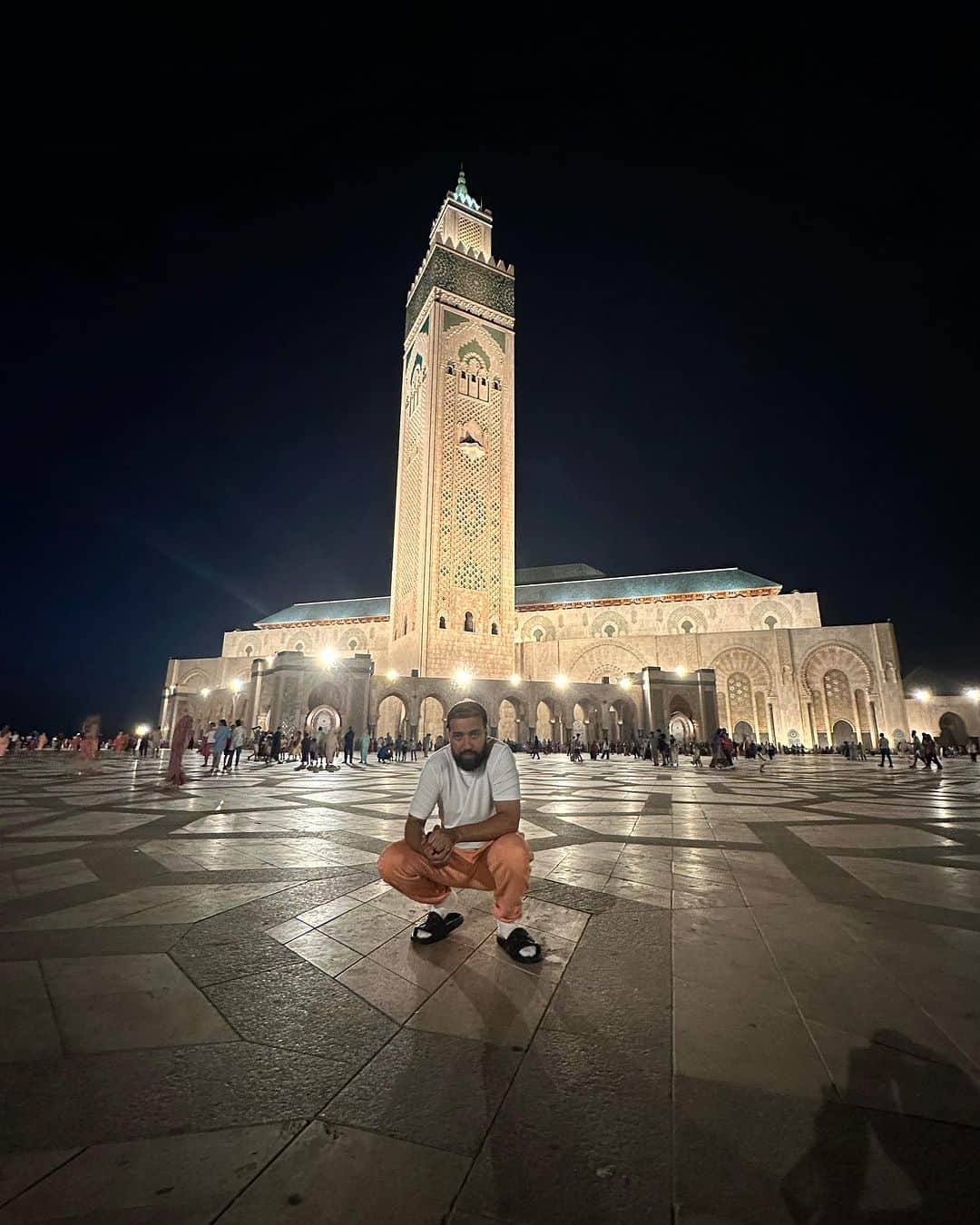 フレンチ・モンタナのインスタグラム：「KEEP IT HALAL 🇲🇦 king Hassan II 🕌 ‼️」