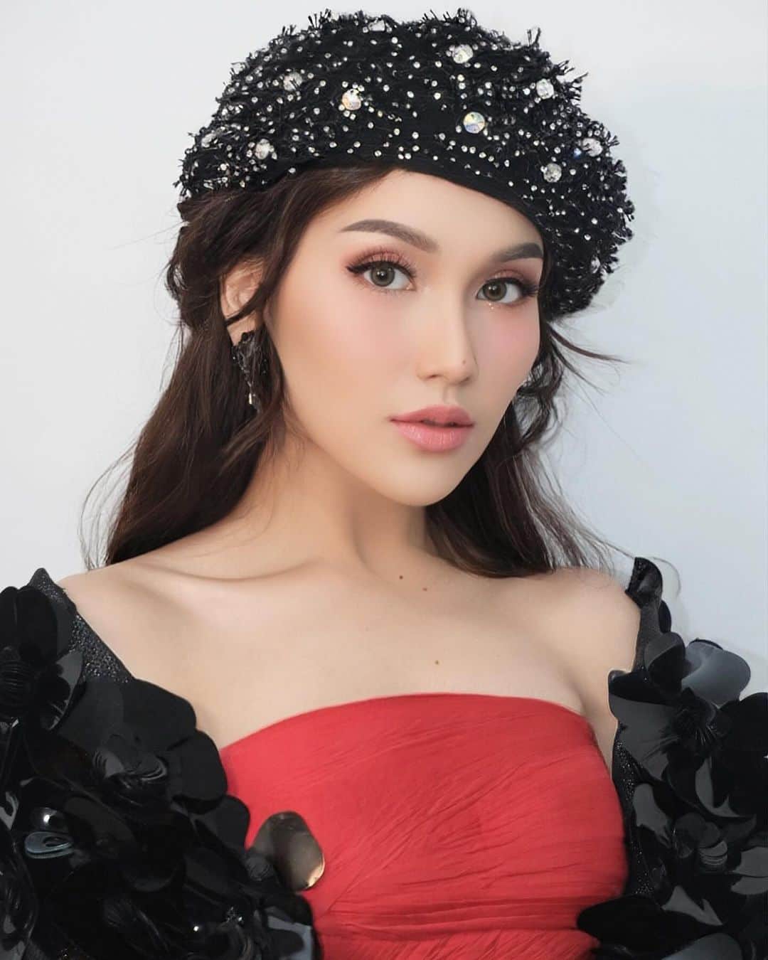 アユ・ティンティンのインスタグラム：「❤️🖤 @officialmnctv  Gown @didibudiardjo Hat @rinaldyyunardi Make up @rama_jee Hair @kriznafahrezi Fashion Stylist @erichalamin」