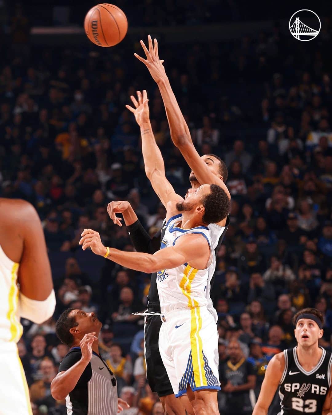 ゴールデンステート・ウォリアーズのインスタグラム：「Stephen was locked all the way in for the jumpball ⚡️」