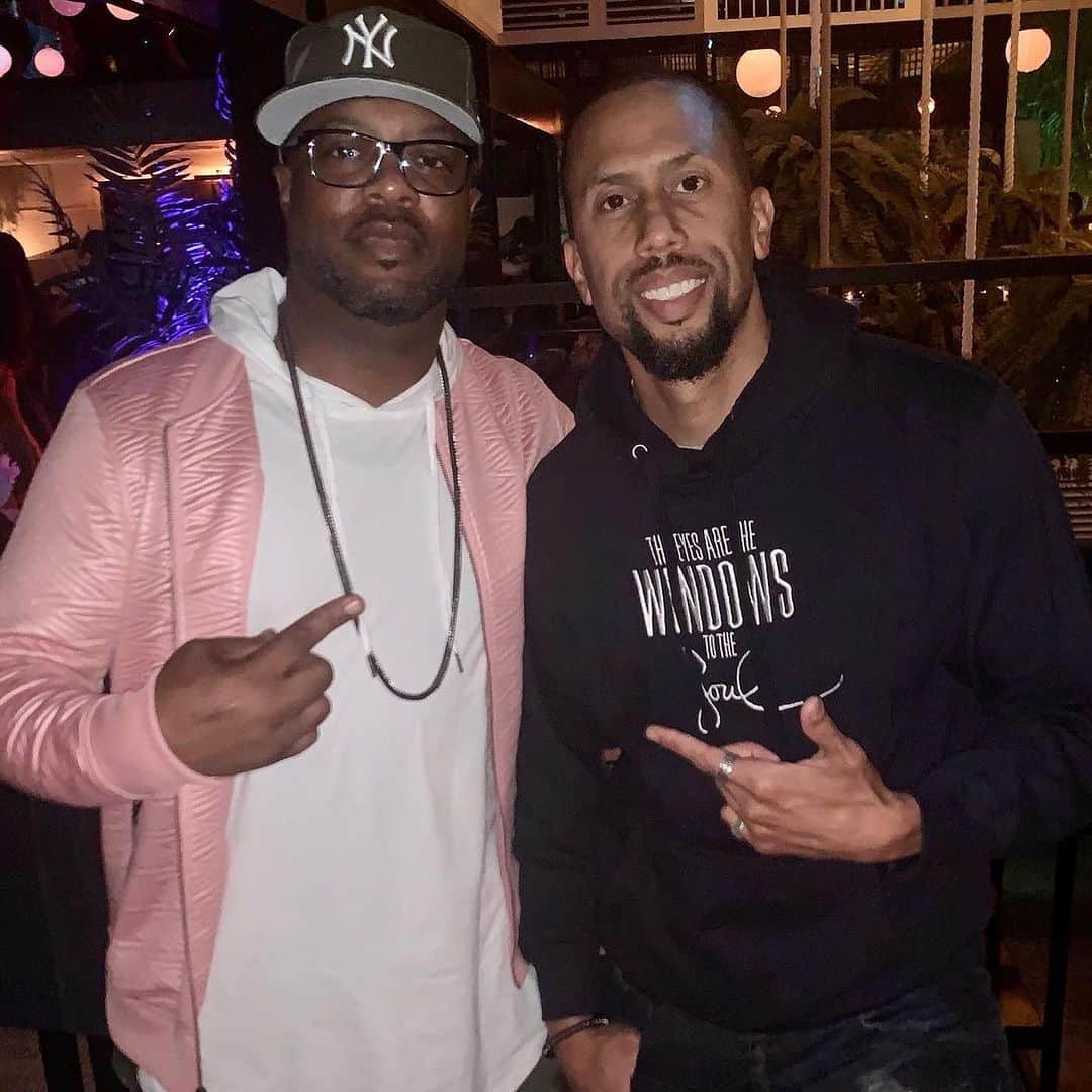 アフィオン・クロケットのインスタグラム：「Early in our friendship we were at a house party. A big dude tried to flex & “check my credentials” in front of the crowd. Although I’m thoroughly capable of servin up some scuffle, you stood up next to me and said “Nah man. You wanna talk to him, go thru me patnah”. I’m paraphrasing but you get the point. It was like a scene out of an 80’s movie and I knew I had a brother for life. Happy Birthday my guyyyy!!! @skyyballer 👑🎂🎊🎁🎉💎」