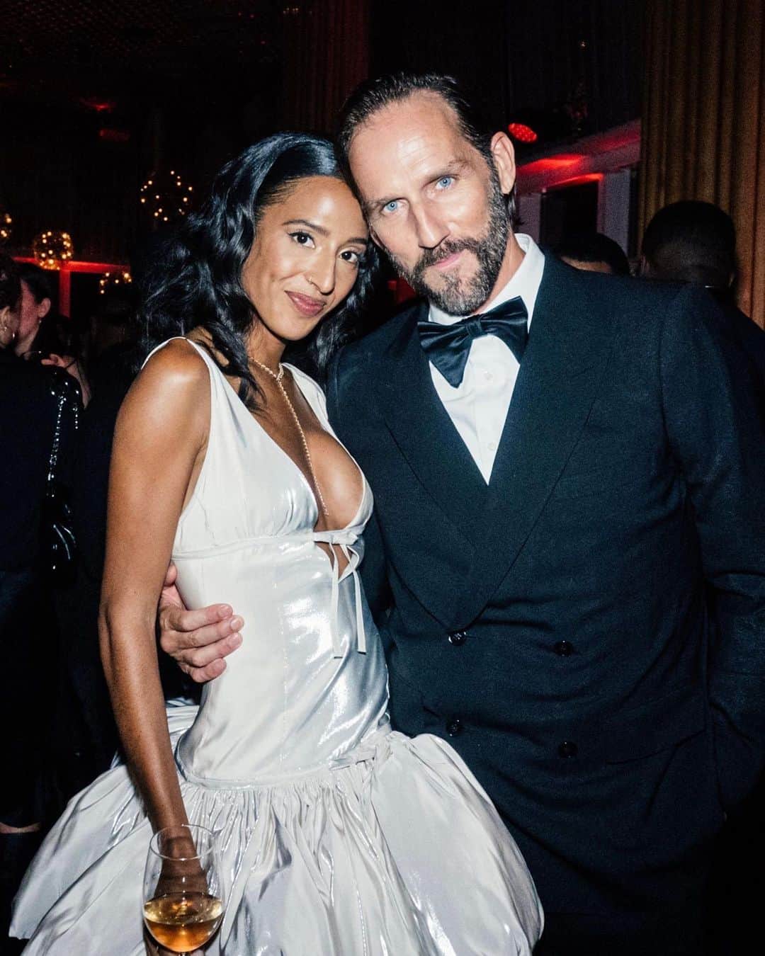 Harper's BAZAARのインスタグラム：「When @madison.utendahl and fiancé Lex Kendall (@lexzoom) began planning their engagement party, they decided to turn the tables on traditional expectations about what a wedding celebration could be. Instead of a big wedding, the couple opted for a “humongous” Studio 54-inspired engagement party at The Standard’s club, the Boom Boom Room.  The bride-to-be wanted her 350 guests to embrace the thrill and recklessness of old New York, including the feeling of freedom that comes when you’re not spending the whole night on your phone. To help them understand the theme, she sent guests a short but concise mood board that included classic black-and-white snapshots of Diana Ross, Michael Jackson, and Bianca Jagger on horseback.  Beyond the theme and guest list, Utendahl’s number-one priority was to hire a team entirely composed of female, femme-identifying, queer, or POC vendors. “We chose to challenge the expectation that vendors of any capacity are hard to find. It just became this very intentional party,” she says.   See more of the night at the link in bio.   Photos by @poupayphoto; @flongala; @emmatrim」