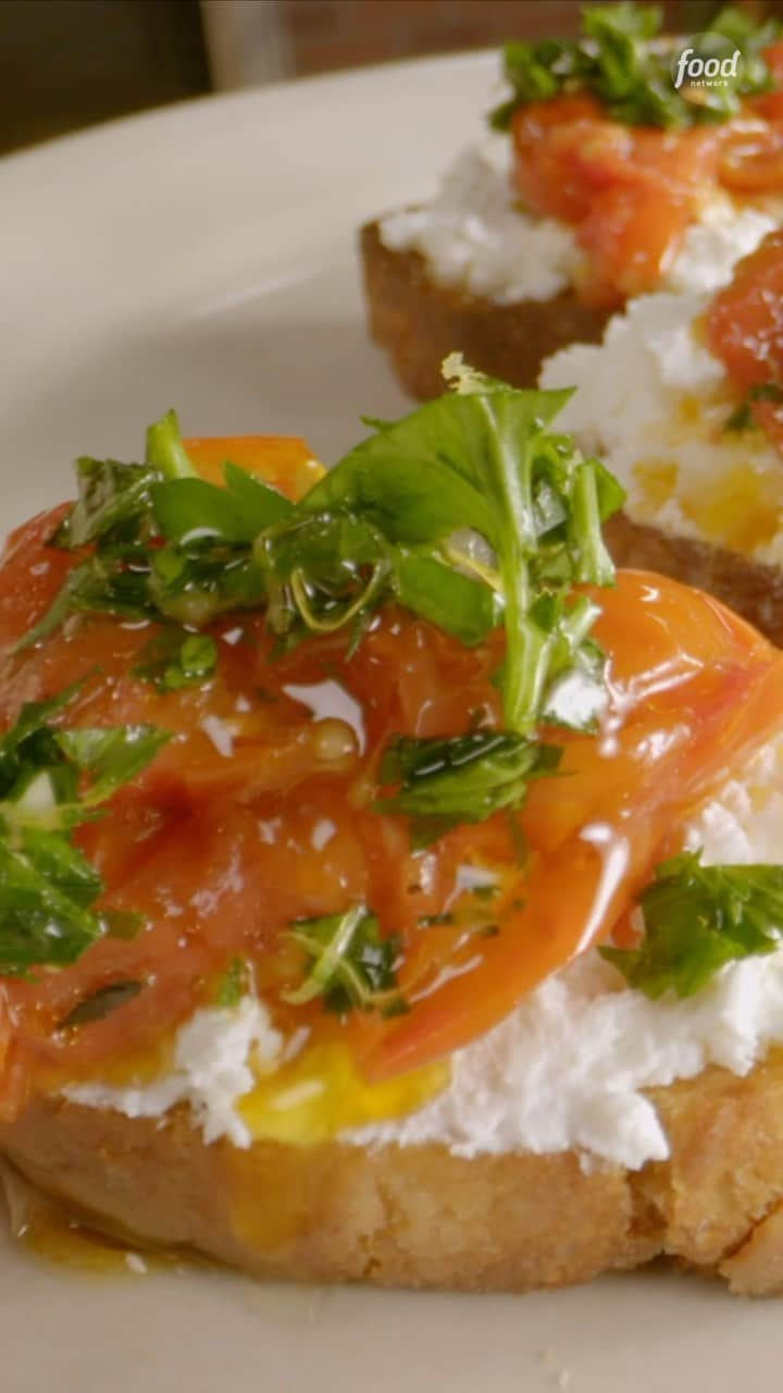 フランコ・ノリエガのインスタグラム：「Check out my tomato bruschetta with ricotta and gremolata! So delicious! And easy!! @foodnetwork #hotdishwithfranco」