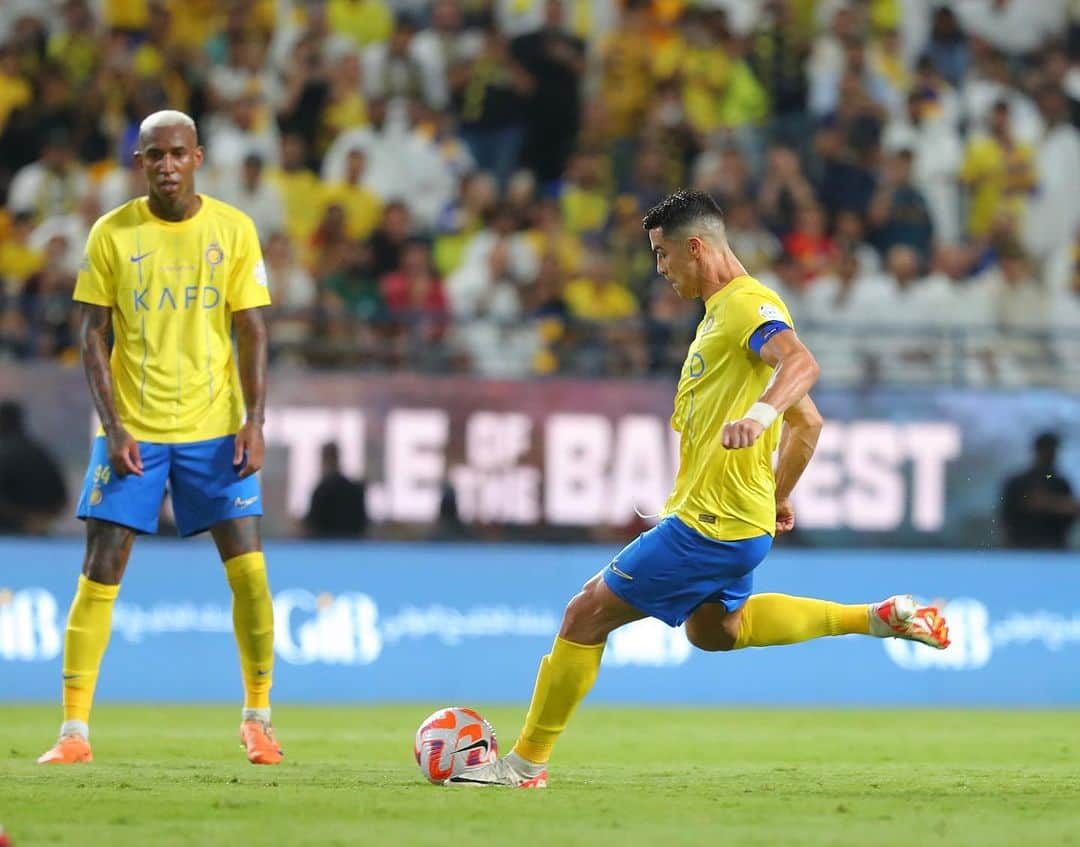 クリスティアーノ・ロナウドのインスタグラム：「Incredible atmosphere in the stadium tonight! Happy with the win and we keep working hard every game. Thank you to the fans for such a lovely tribute also!💙💛」