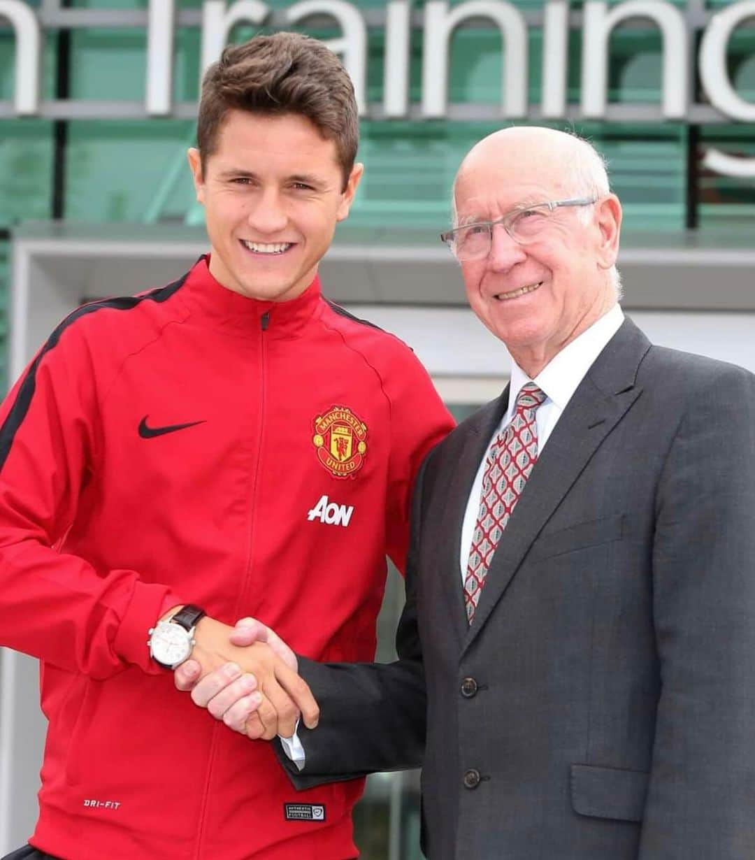 アンデル・エレーラのインスタグラム：「It was so special to see you the first day I arrived in Manchester, waiting for me to give me your warmest welcome. I will never forget it. You were everything at @manchesterunited  Rest in peace sir Bobby Charlton」