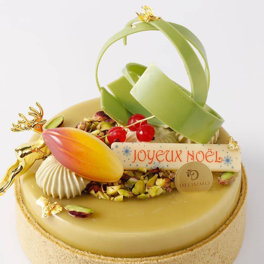 eguchikazuakiさんのインスタグラム写真 - (eguchikazuakiInstagram)「<デリーモのクリスマスケーキ2023> 私の大好きな素材、デリーモ＝ショコラ それ以外にデリーモ＝ピスタチオのイメージは少なからずあると思います、ピスタチオが好きだから仕方ない  今はちょうどシチリア島のカターニアにいます そのお話はまた改めて  ピスタチオの味を知っていますか？ コンビニにもピスタチオが出回るようになりました とてもいいことだけど木に実るナッツのピスタチオの味を知ってほしいです  このクリスマスケーキはピスタチオが好きな人の為の特別なケーキです 名前は【シチリアンナ】 ピスタチオのムースにクリーム、生地とピスタチオ尽くし ポイントは一層忍ばせたパイナップルのコンフィ 本当にクリスマスにぴったりの味わい 細かい微調整を経て仕上がりました  いつか配送で全国へと思っているけどまだ出来ていません やればいいのはわかっています ただビジネスは下手くそだけど、 デリーモメンバーの、パティシエの、作り手の、 温度感が伝わるようなお菓子を創り世に送り出したい  クリスマスケーキはパティシエの大舞台 簡素化せずに作り込んだケーキを準備しています  11/1日には各店にご案内チラシを準備します もう少しお待ちください 明日からはローマへ行きます👋🏻  #pistachio #pistache #pistachios #pistachiocake #sicily #sicilia #catania #cataniafood #cataniainsicily #xmas #noel #pastrychef #cheflife #patissiere #chocolatier」10月22日 3時36分 - eguchikazuaki