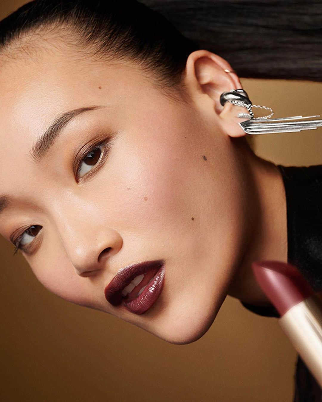 ボビイブラウンさんのインスタグラム写真 - (ボビイブラウンInstagram)「Festive color. Luxe feel. Amp up your look with Luxe Lipstick in a statement-making berry shade.  GET THE LIP LOOK: • Lip Pencil in Rum Raisin • Luxe Lipstick in Plum Brandy  Lead MUA: @cygmakeup Assisted by: @yubyleoce & @elainermakeup  #BobbiBrown #LuxeLip #Lipstick #FallLips #BerryLips」10月22日 3時37分 - bobbibrown