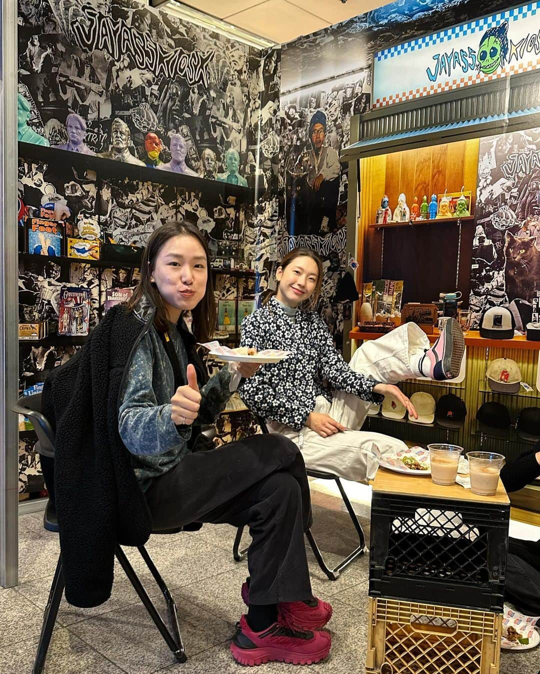 キム・ジンギョンさんのインスタグラム写真 - (キム・ジンギョンInstagram)「멋진 거 힙한 거 다 하는 내 칭구들 🤟🏻Vans Station sindang ❤️🖤」10月21日 18時50分 - jinkyung3_3