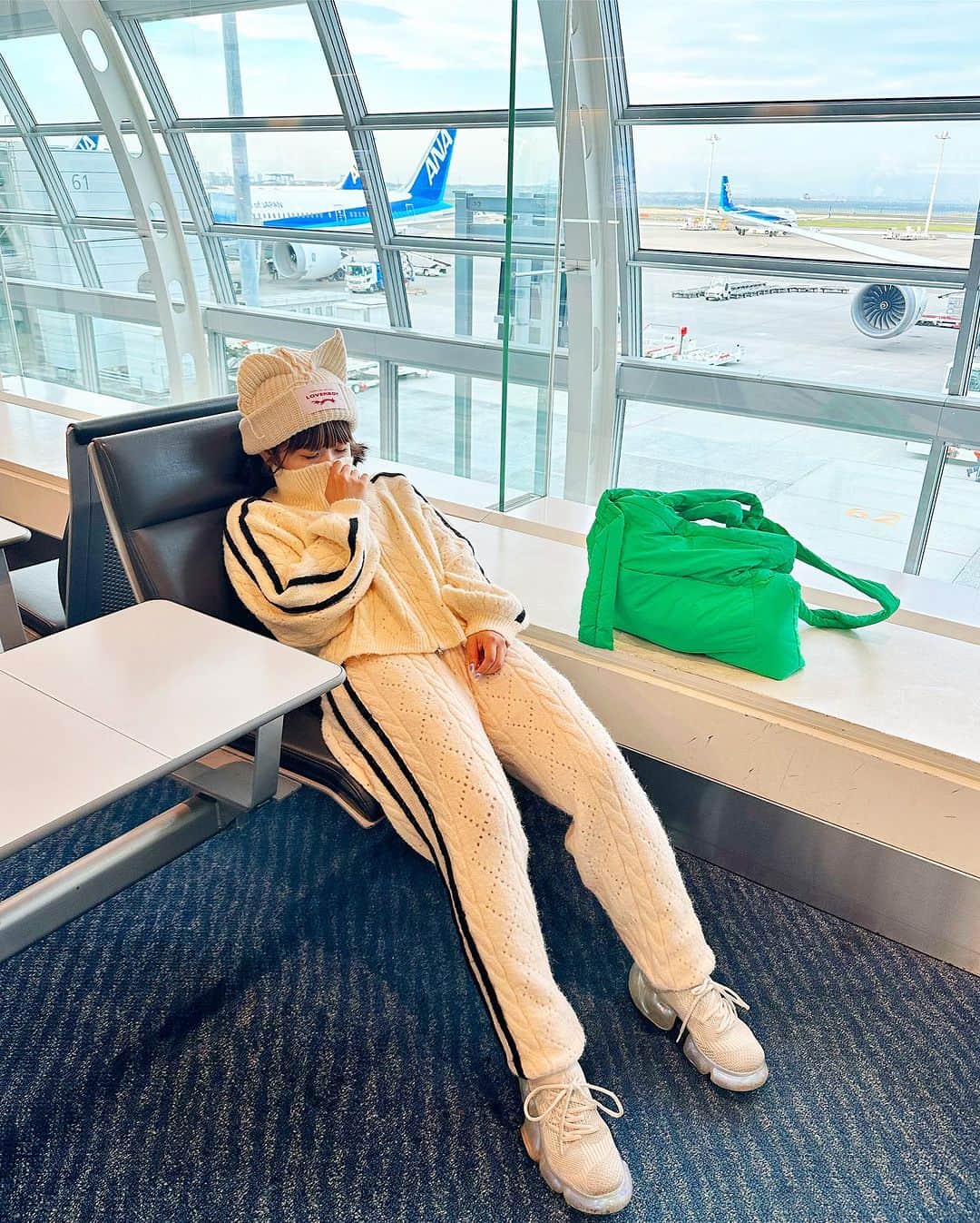 KARIN さんのインスタグラム写真 - (KARIN Instagram)「😽💤（飛行機まってます…✈️）」10月21日 18時50分 - karin.tempurakidz