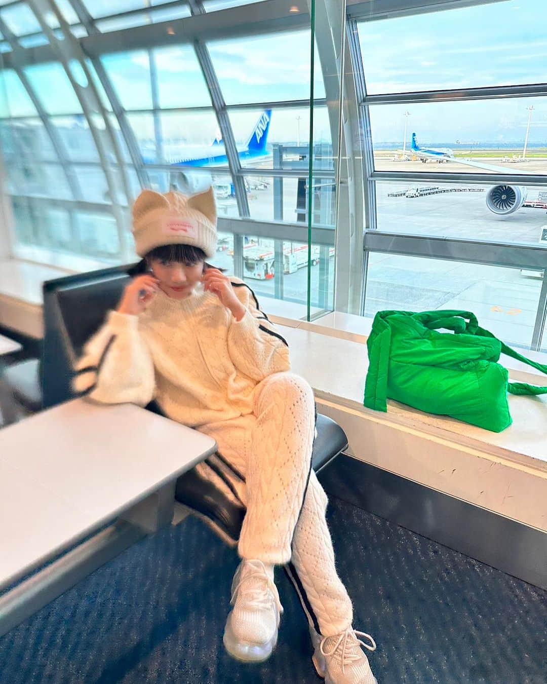KARIN のインスタグラム：「😽💤（飛行機まってます…✈️）」