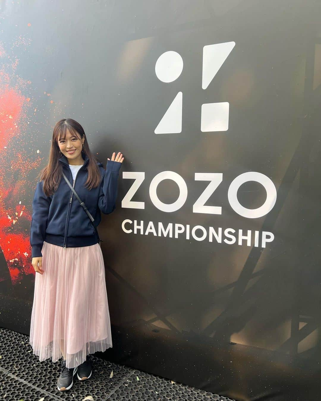 高橋としみさんのインスタグラム写真 - (高橋としみInstagram)「開催中の　@zozochamp なみきちゃんと 見に行ってきました😆⛳️✨  テレビで見る選手が目の前に！ なかなかできない体験⛳️⛳️ そしてグリーンの速さにびっくり💦💦 私は毎ホール3パットしそう（笑）  進藤さんと内藤さんにもお会いしました😍  明日は最終日！ 行かれる皆さん楽しんでください✨ 私はテレビの前で応援したいと思います📣  動画は松山選手、石川選手、コリンモリカワ選手 動画撮影をしてもいいところから撮っています📷 #ゴルフ#ゴルフ女子 #zozochampionship #zozochampionship2023 #zozochamp#golf」10月21日 18時50分 - toshimi_1002