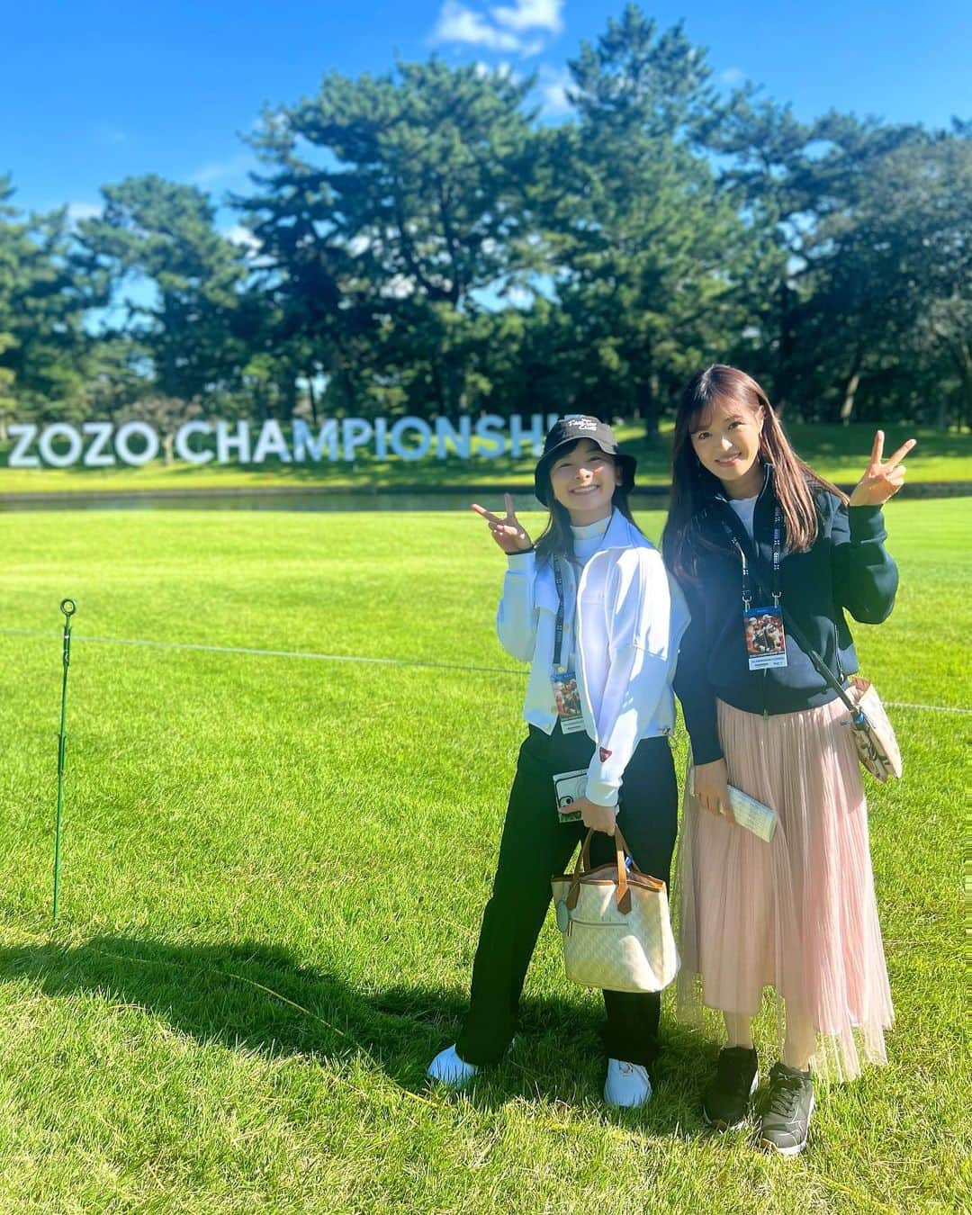 高橋としみのインスタグラム：「開催中の　@zozochamp なみきちゃんと 見に行ってきました😆⛳️✨  テレビで見る選手が目の前に！ なかなかできない体験⛳️⛳️ そしてグリーンの速さにびっくり💦💦 私は毎ホール3パットしそう（笑）  進藤さんと内藤さんにもお会いしました😍  明日は最終日！ 行かれる皆さん楽しんでください✨ 私はテレビの前で応援したいと思います📣  動画は松山選手、石川選手、コリンモリカワ選手 動画撮影をしてもいいところから撮っています📷 #ゴルフ#ゴルフ女子 #zozochampionship #zozochampionship2023 #zozochamp#golf」