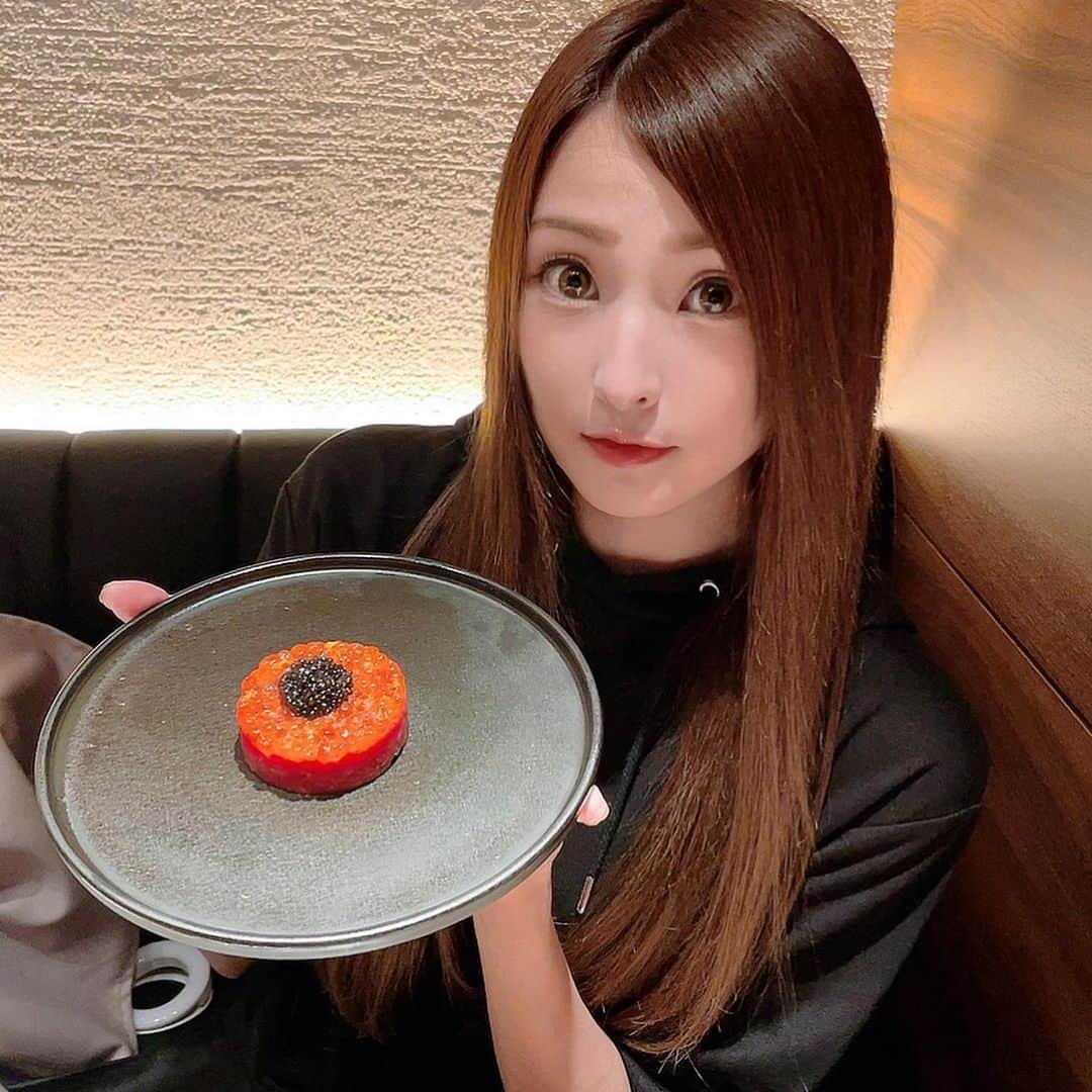 黒沢美怜さんのインスタグラム写真 - (黒沢美怜Instagram)「『うしごろ 池袋店』  8月にオープンしたばかりのうしごろの新店舗さんで秋の特別コースを頂いてきたよ🐃💕  季節の匠コースには松茸や新いくら、秋鮭なんて秋の贅沢食材が目白押し🤤💕  お肉はさすがのうしごろクオリティ🥺✨ とろっととろけてシルキーな口溶け😋💘  食べ終わった瞬間にもう一周できる😭✨  と感激しまくりのコースでした😆💕  ◆◇◆ 焼肉うしごろ 池袋店 050-5600-6507 東京都豊島区東池袋1-23-3 アスライン池袋 1F・2F ◆◇◆  #PR #うしごろ #池袋焼肉 #うしごろ池袋 #焼肉 #松茸 #秋鮭 #いくら #うしごろ池袋店 #池袋グルメ #高級焼肉 #焼肉 #焼肉ディナー #グルメ #トレンドグルメ  #グルメ巡り #東京グルメ #foodpic #foodstagram #foodphotography #foodie #gourmet #ごはん日記 #ごはん記録 #くろぐるめ」10月21日 18時43分 - kurosawamirei