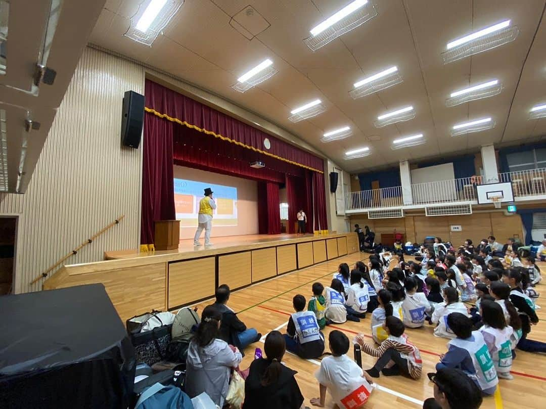 前田志良さんのインスタグラム写真 - (前田志良Instagram)「昨日は、大阪教育大学付属天王寺小学校の防災イベント、今日は、万博記念公園の太陽の塔下で、パフォーマンスさせて頂きました😄  お子さんから大人の方もたくさん見てくれて、すごく楽しかったです✨  #阿倍野区　#EXPO  #関西万博　#防災訓練　#ビコーン　#144cmの先輩  #よしもと芸人  #天王寺小学校　#万博記念公園」10月21日 18時44分 - bikoon.shiro