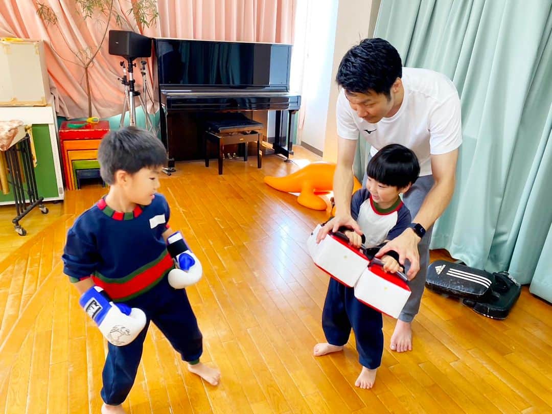 佐藤嘉洋さんのインスタグラム写真 - (佐藤嘉洋Instagram)「キックボクシングは、ミットを持つのも良いトレーニングになります。 保育園児にも月に3人ずつ、1年かけて教えます。  運動の苦手な人に、身体を思い通りに動かす楽しさを伝えたいです。 健康意識を高め、自発的な運動習慣も身につけてもらいたいです。  #中村保育園」10月21日 18時44分 - yoshihirosato1981