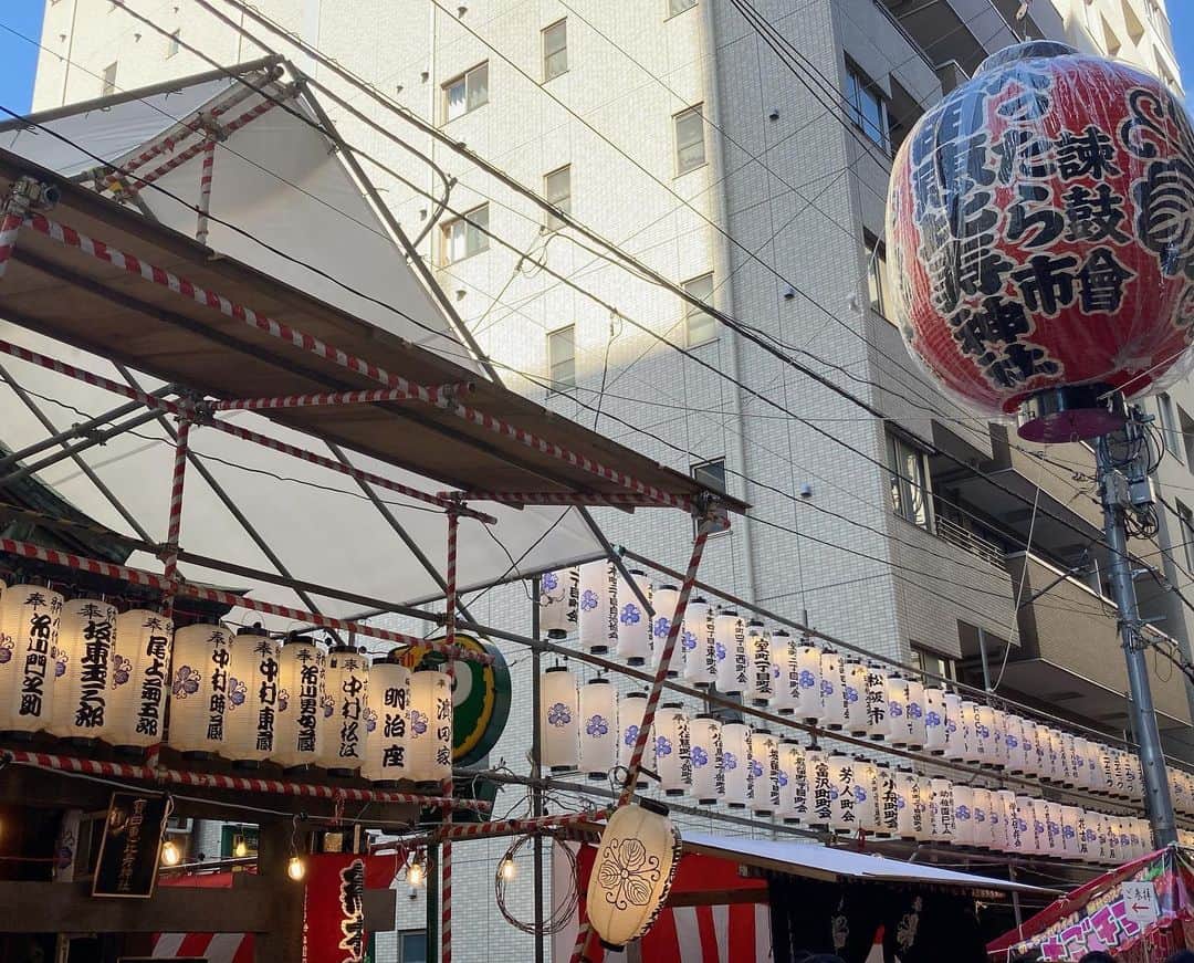 二宮歩美さんのインスタグラム写真 - (二宮歩美Instagram)「『べったら漬けにぎり🍙』  ひょんなことから初めて〝べったら市〟に行ってきましたよ〜✨  東京の秋の風物詩とも言われる江戸時代からのお祭りなんですって🍂  せっかく購入するならと宮内庁御用達の〝にいたかや〟で購入🛍️  正直、べったら漬けって旅館や和食、割烹料理屋さんなどで出てくる時に食べるくらいで自分で買ったことがないので恐る恐るハーフサイズと葉っぱを注文📣  それでも、こんなに食べられるのかな⁇と不安になりましたが、早速レシピを検索し、簡単そうなおにぎりに🍙  ▪️材料 ・かつお節 ・ごま ・醤油 ・べったら漬け ・べったら漬けの葉 ・ご飯  鰹節とごま、醤油を混ぜたらご飯を入れて混ぜ、後はスライスしたべったりと葉をサランラップにひき、握るだけ🌱  シンプルなのに、見た目も可愛くて、そして何よりも美味しい🤤  こんな感じで食べられるなら、全然ハーフじゃなく1本にすればよかったと思うくらい😂  ちなみに炒飯も美味しいみたいなので今度作ってみようかな❓🍚  #二宮歩美 #料理研究家 #食生活アドバイザー #料理講師 #パン講師 #家事検定 #べったら市 #にいたかや #べったら漬け #べったら漬けレシピ」10月21日 18時46分 - ninomiyaayumi