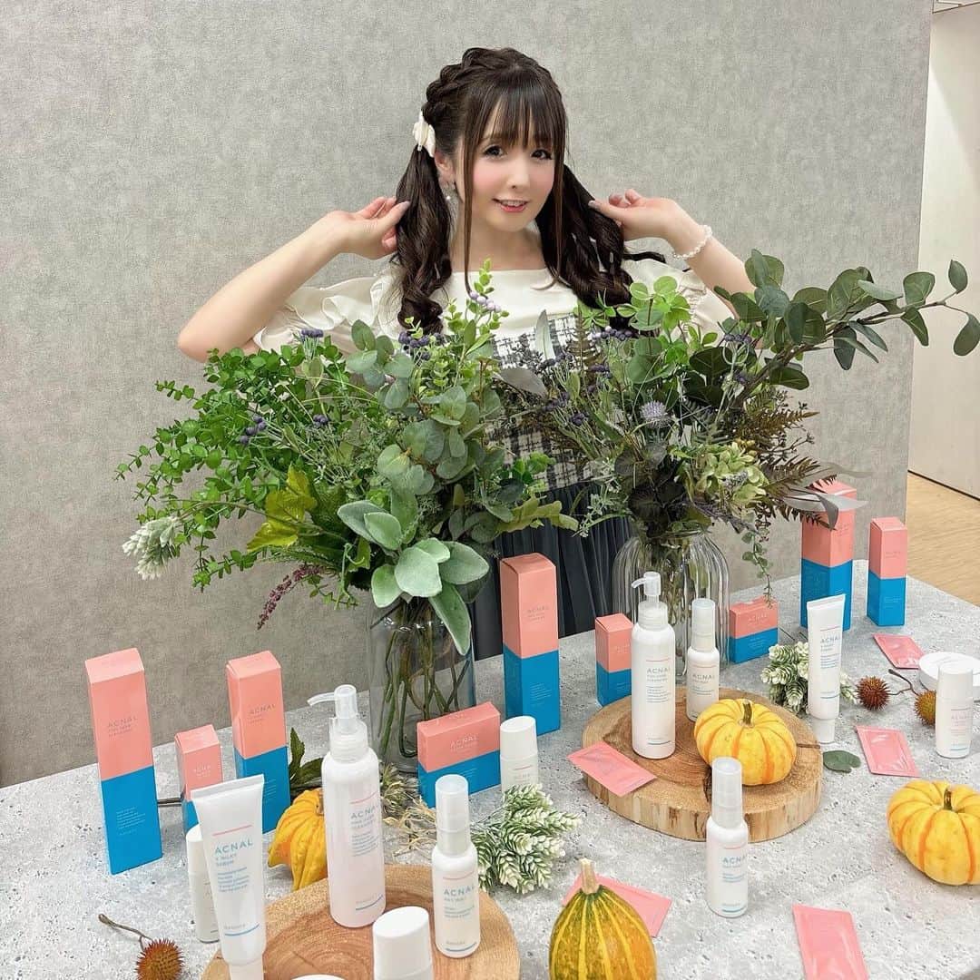 伊藤芽衣さんのインスタグラム写真 - (伊藤芽衣Instagram)「温感クレンジング マナラホットクレンジングゲルの 姉妹ブランド ⁡ ACNAL（アクナル）さまの @acnal_official ⁡ レセプションパーティに ご招待いただきました♡ ⁡ アクナルの ピンクハーブクレンジングを 以前ご提供いただいてから とっても 気に入って愛用していたので♡ ⁡ 肌診断していただいたり いろいろ勉強させていただいて 楽しかったです♡ ⁡ 年齢を重ねると 肌をきれいに保つのは 永遠の課題＊ ⁡ 早速、 クレンジングだけでなく ラインで使ってみたいと 思います♡ ⁡ ♡♡♡♡♡ ⁡ PR  @acnal_official  ⁡ #acnal  #アクナル #ピンクハーブクレンジング #pr」10月21日 18時46分 - itoumei