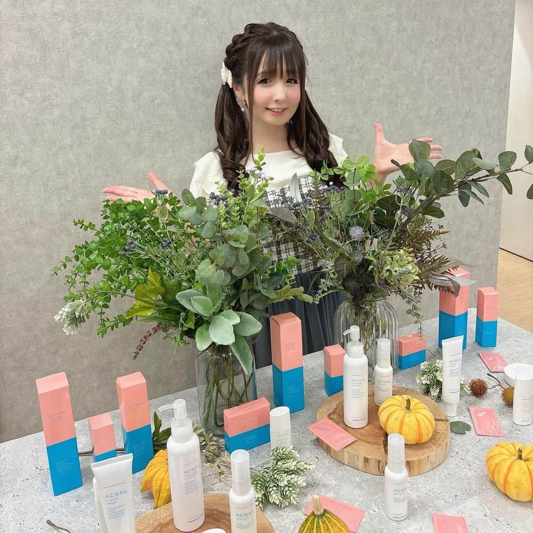 伊藤芽衣さんのインスタグラム写真 - (伊藤芽衣Instagram)「温感クレンジング マナラホットクレンジングゲルの 姉妹ブランド ⁡ ACNAL（アクナル）さまの @acnal_official ⁡ レセプションパーティに ご招待いただきました♡ ⁡ アクナルの ピンクハーブクレンジングを 以前ご提供いただいてから とっても 気に入って愛用していたので♡ ⁡ 肌診断していただいたり いろいろ勉強させていただいて 楽しかったです♡ ⁡ 年齢を重ねると 肌をきれいに保つのは 永遠の課題＊ ⁡ 早速、 クレンジングだけでなく ラインで使ってみたいと 思います♡ ⁡ ♡♡♡♡♡ ⁡ PR  @acnal_official  ⁡ #acnal  #アクナル #ピンクハーブクレンジング #pr」10月21日 18時46分 - itoumei