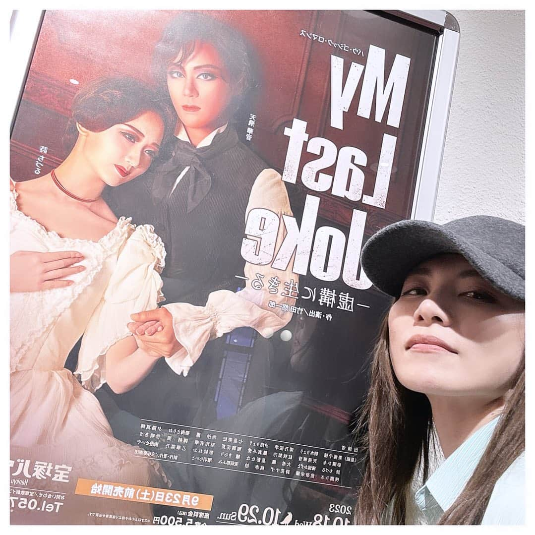 天寿光希のインスタグラム：「. 昨日宝塚バウホールを観劇しました。 パレードで出演者が客席に頭を下げる姿をみて胸があつくなり その舞台を大きな拍手で支え迎え入れる客席の温かさに涙が止めどなく溢れてきました。  30年前の客席で私は宝塚を愛する人の熱量に痺れ この世界の1人として生き抜くことを目標にして 時を重ねてまいりました。  宝塚の舞台が生む感動に何度も救われ、励まされ、寄り添いながら 生きてまいりました。  私はこの宝塚という世界で 愛情たっぷりに厳しく育てていただいたお陰で 今日を迎えられております。  この世界を通して出会えたお1人お1人へのリスペクトが溢れた1日となりました。  皆様に幸せな時間が溢れる世でありますように☆  千秋楽まで人と人で成り立つお芝居は深化し続けます。  一期一会の舞台をどうぞその目に焼き付けに 劇場に足をお運びください！  #宝塚 #星組 #観劇 #天寿光希」