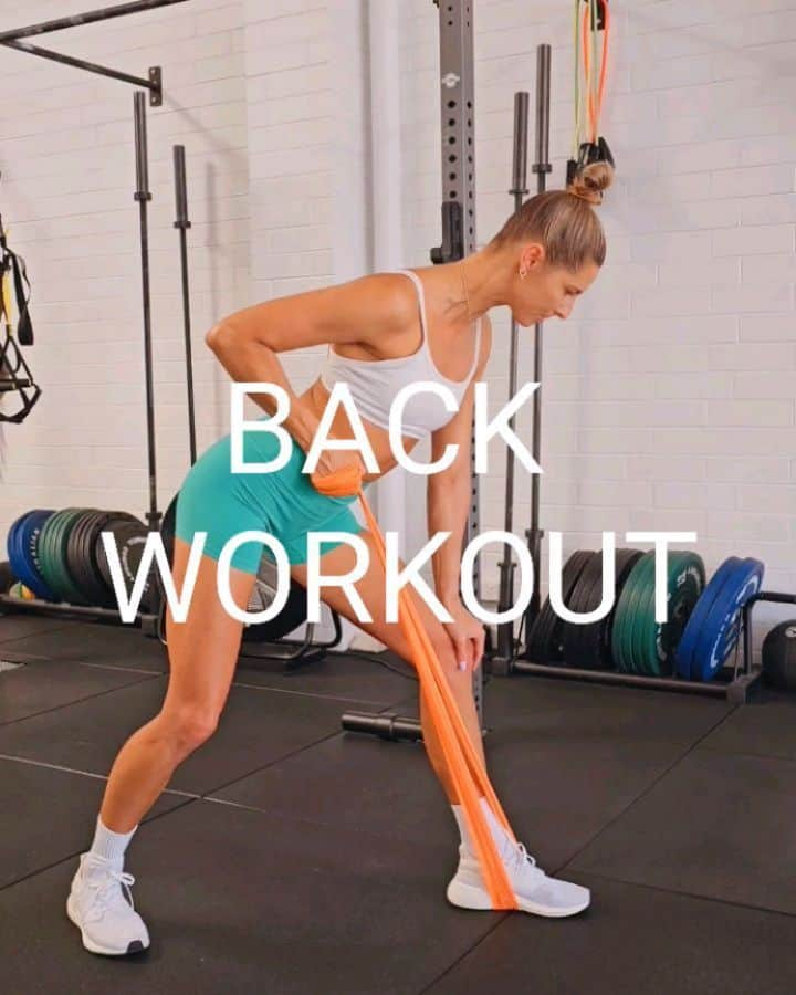 Amanda Biskのインスタグラム：「BACK WORKOUT 💪🏼 This one is a goodie! Especially if you have shoulder pain, rotator cuff issues or you sit for long hours during the day.  All these exercises work the mid back muscles and help to stop forward rounded shoulders.  3 ROUNDS 10reps of each (slow reps. Stop and rest at any point you feel your technique slip...technique is essential for these exercises!)  1. WALL ANGELS - Keep as much back on the wall as possible. - Start with small range, and increase the range as you get stronger.  2. W PULLS - Keep shoulders pulling away from the ears as you pull back.  3. FLOOR WINGS - Keep the core strong to keep the low back relaxed. - Start without weights and add small weights when you have build strength and are solid with technique.  Try to add these exercises as part of your warm up to prevent shoulder injuries and to build good posture 👌🏼 #backworkout #rotatorcuffexercises #shoulderpain  Music: Asking - Sonny Fodera, MK, Clementine Douglas」