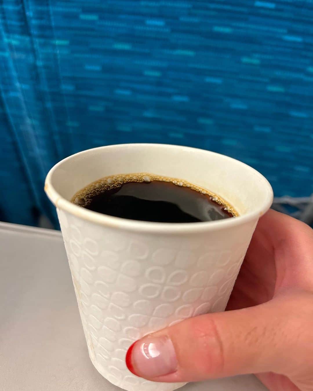 松川浩子のインスタグラム：「コーヒー買って乗ったけど、  もうすぐ 車内販売終わるから とりあえず 買って飲む。  ホットだから ほっとする😆  #東海道新幹線#車内販売 #写真撮ろうとしてこぼした#熱かった#これを打ちながら冷めるのを待つ#コーヒー#東京移動」