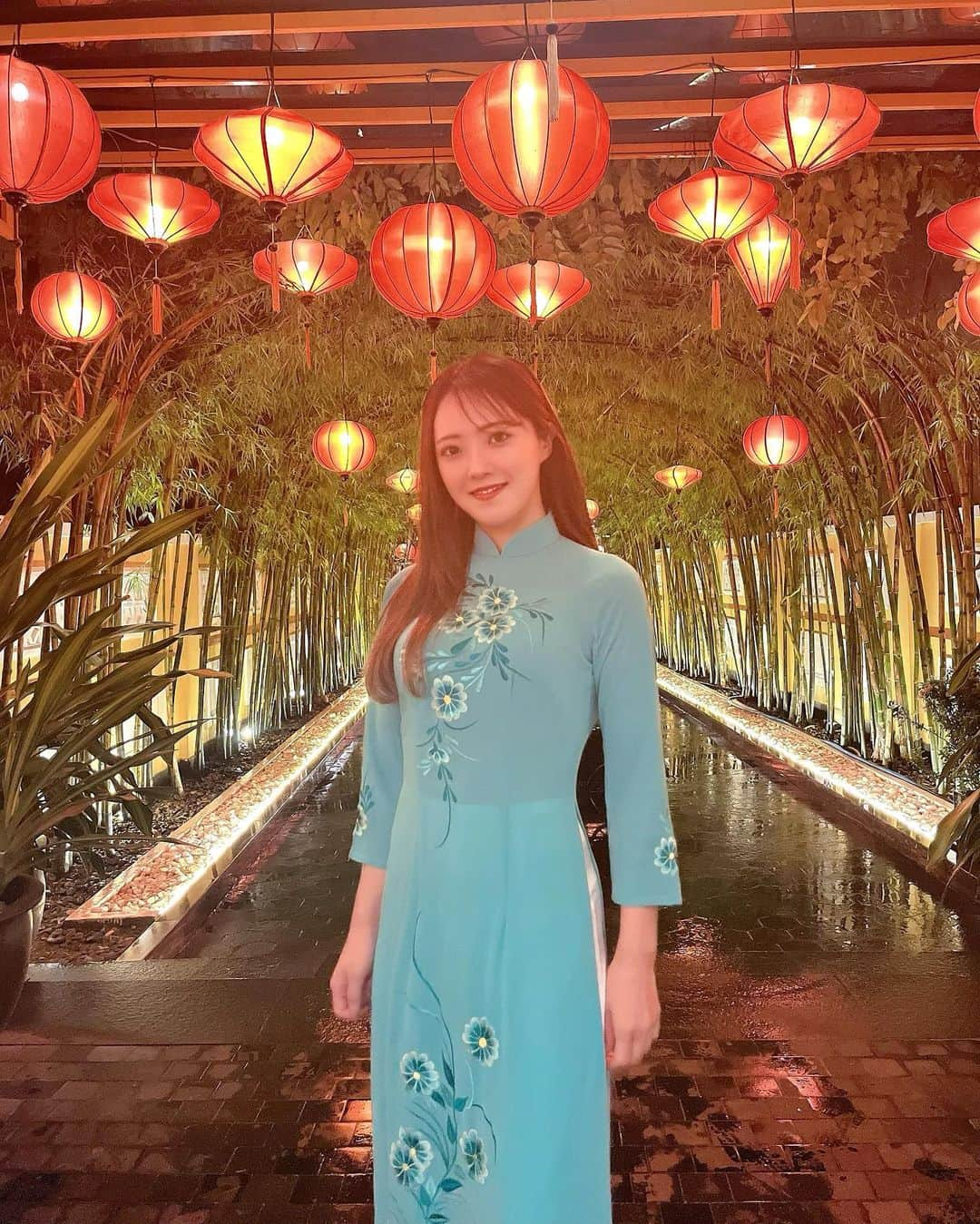 悠華さんのインスタグラム写真 - (悠華Instagram)「.  📍Vietnam  始めてアオザイを仕立てました💕 めちゃくちゃ種類がありすぎて 悩みに悩んだ結果いちばん伝統的で シンプルなものにしました😊  生地の種類、色、形選ぶのに時間かかった🤗  3枚目それぞれ選んだものを着ました💕   #ゴルフ女子 #看護師 #福岡 #nurse #おすすめにのりたい #おすすめ #ゴルフ #ゴルフ大好き #golf #ゴルフ好きと繋がりたい #博多  #旅行  #旅行コーデ  #旅行好きな人と繋がりたい  #trip  #travel  #travelnurse  #タビジョ  #タビジョと繋がりたい  #tabijyo  #vietnam  #ベトナム  #ベトナム旅行  #ホイアン  #hoian  #danang  #hochiminh  #littleriverside  #ダナン  #ホーチミン」10月21日 18時49分 - t_haaruukaa