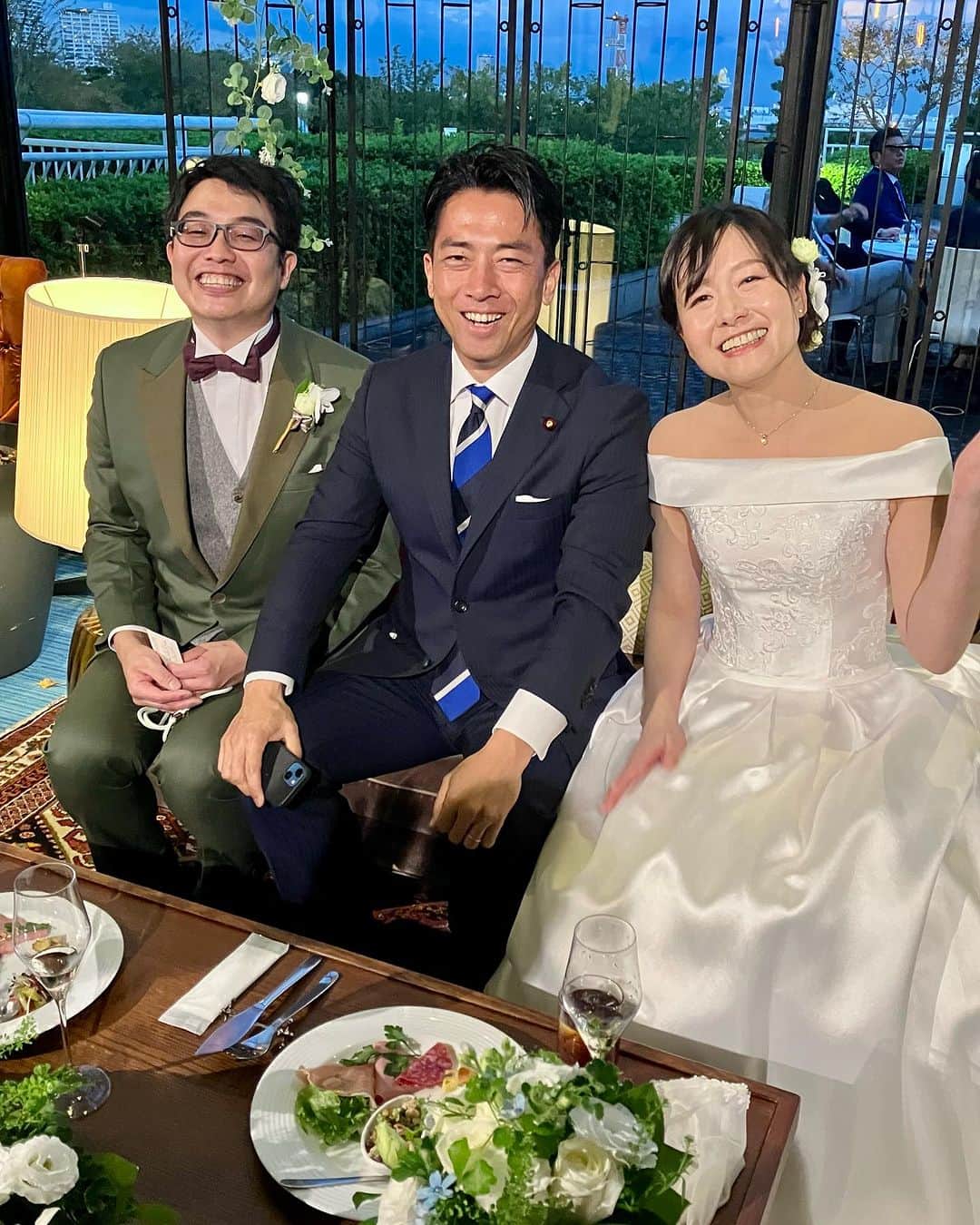 小泉進次郎さんのインスタグラム写真 - (小泉進次郎Instagram)「横須賀出身の二人（ぼんちゃん&みかちゃん）の結婚パーティーで横須賀の仲間たちと楽しいひとときを過ごせました。  見て下さいこの楽しそうな雰囲気。  新郎新婦の幸せで明るいエネルギーが会場に溢れていました。新郎のぼんちゃんは横須賀の老舗鰻屋さんの6代目。新婦のみかちゃんは私が子どもの頃から通っていた本屋さんのお嬢さん。  横須賀人の繋がりの強さを改めて感じる結婚パーティーでした。 おめでとうございました！  #横須賀 #結婚 #ウナギ #6代目 #本屋 #松坂屋 #炭火焼 #タイガー #追浜 #うれしたのしや #おめでとう #小泉進次郎」10月21日 18時49分 - shinjiro.koizumi