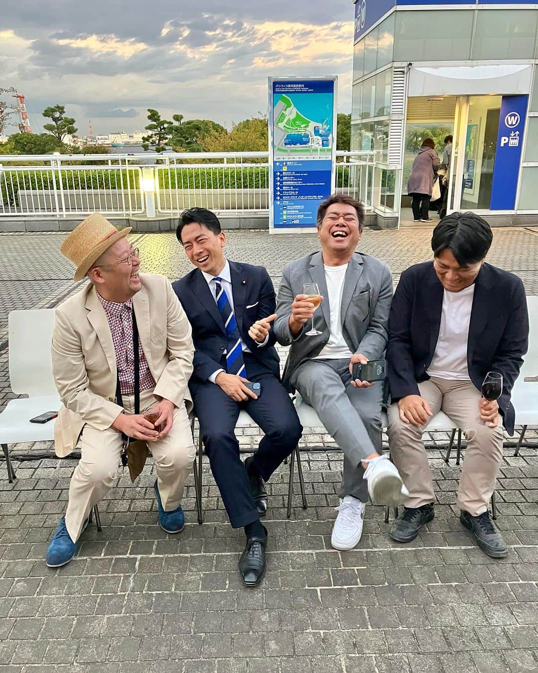 小泉進次郎さんのインスタグラム写真 - (小泉進次郎Instagram)「横須賀出身の二人（ぼんちゃん&みかちゃん）の結婚パーティーで横須賀の仲間たちと楽しいひとときを過ごせました。  見て下さいこの楽しそうな雰囲気。  新郎新婦の幸せで明るいエネルギーが会場に溢れていました。新郎のぼんちゃんは横須賀の老舗鰻屋さんの6代目。新婦のみかちゃんは私が子どもの頃から通っていた本屋さんのお嬢さん。  横須賀人の繋がりの強さを改めて感じる結婚パーティーでした。 おめでとうございました！  #横須賀 #結婚 #ウナギ #6代目 #本屋 #松坂屋 #炭火焼 #タイガー #追浜 #うれしたのしや #おめでとう #小泉進次郎」10月21日 18時49分 - shinjiro.koizumi