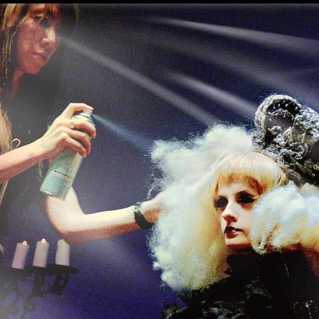 アナンダ・ジェイコブズのインスタグラム：「Repost from @lisayamasaki_jshairstudio  Gothic Alice look from hair show♪ Look at that spray action!」