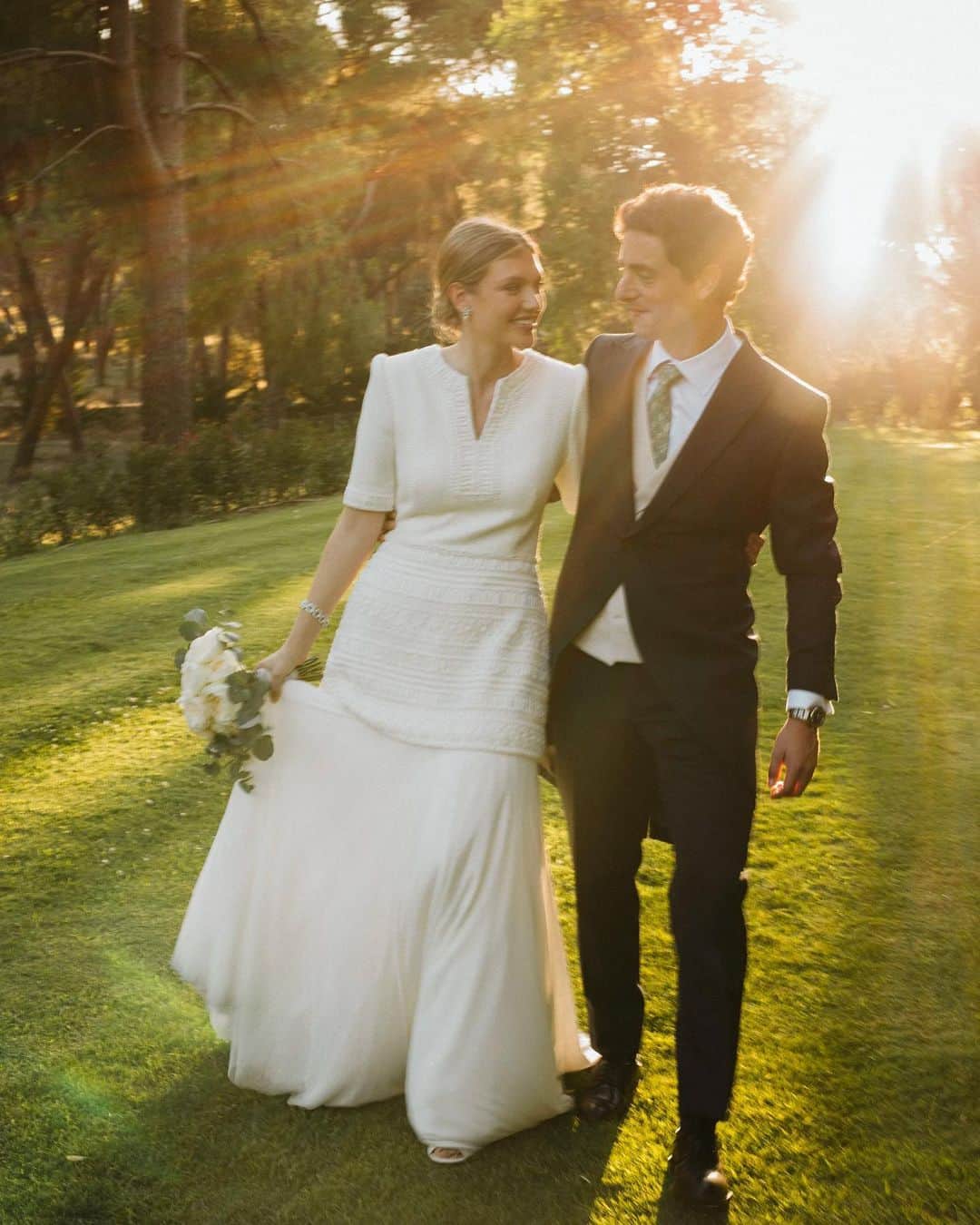 Vogue Españaのインスタグラム：「“Me sentí muy cómoda porque me veía muy yo, era un vestido distinto, muy elegante con una forma moderna y sencilla, y con unas telas maravillosas”, revela Marta sobre su look nupcial para su boda con Alex, celebrada en Madrid. Se basó en un antiguo diseño de pasarela de Chanel para idear su propio vestido de novia, confeccionado por @fatimagonzalezatelier_. {Puedes ver todas las fotos de la boda en el link de la bio} ▪️Fotos: @plata.forma_ ▪️Texto: @mariaaguilaarm」