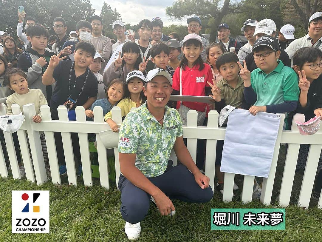  JGTO 男子プロゴルフツアーさんのインスタグラム写真 - ( JGTO 男子プロゴルフツアーInstagram)「『ZOZO CHAMPIONSHIP』⛳️  今日の第3ラウンドホールアウト後の選手たちのファンサービスの模様です！😊  ギャラリーの皆さま、 今日も会場でのご声援ありがとうございます！！👋😆  @zozochamp  @pgatour  @pgatour_japan  @tvasahigolf.official @golfnetwork  #zozochampionship #pgatour #golftournament #男子ゴルフ #習志野カントリークラブ #ゾゾチャン #これがゴルフだ #jgto #堀川未来夢 #中島啓太 #rickiefowler #石川遼 #久常涼 #collinmorikawa #岩﨑亜久竜 #今平周吾 #平田憲聖」10月21日 18時54分 - japangolftour