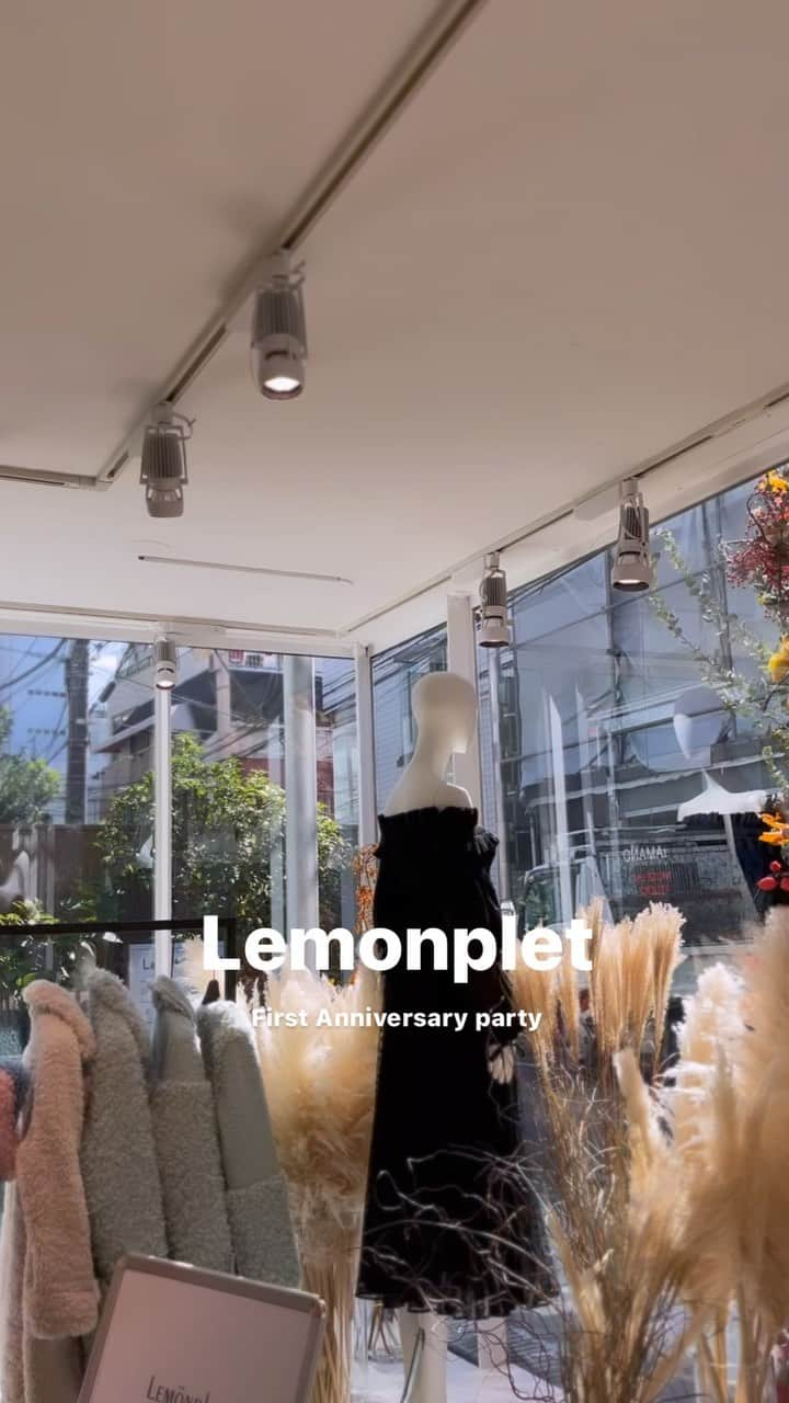 島野ミキのインスタグラム：「・  @choyo_lemonplet_japan   Lemönplet First Anniversary party  今回は２日間photographerさせて頂きました！  Lemönpletのファーコート着心地良すぎるし カラーバリエーションが多くて 大好きなブランド🩵  友達もたくさん来てくれて 久しぶりに会った子もいて楽しすぎた🤣💓  #Lemönplet#ファーコート#ファーベスト#ファー#outer#ファッション#fashion#ootd#colorful#FirstAnniversary#party#photo#photographer#カメラマン#フォトグラファー」