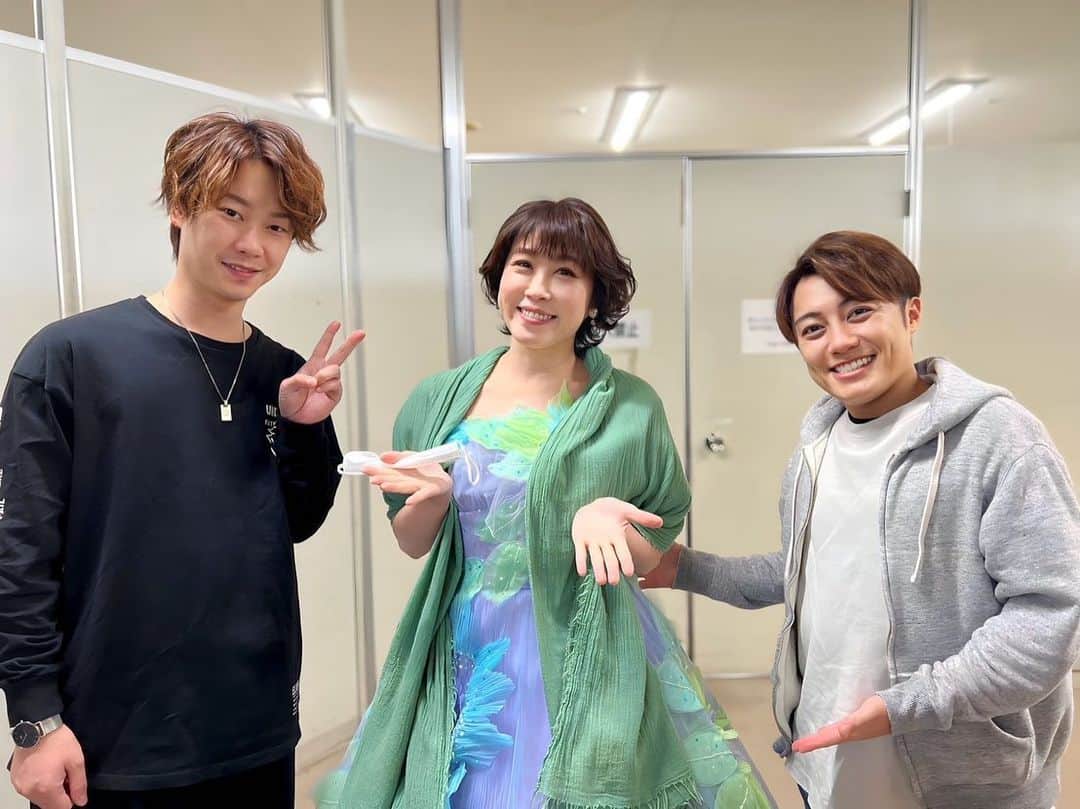 はやぶさのインスタグラム：「こんにちは♪ こちらの写真は先日水森かおり先輩とご一緒させていただいときのものです。 また先輩と一緒のステージに出られるように頑張ります！  【EN】  Hello... This picture was taken the other day with Kaori Mizumori senpai, one of my seniors. I will do my best so that I can perform on stage with my senpai again!  #はやぶさ #ヒカル #ヤマト #大滝ひかる #駿河ヤマト #イベント #一日一枚  #写真  #hayabusa #hikaru #yamato #event  #picstory  #picstagram #photooftheday  #photogram  #hayabusadiary  #はやぶさの日記  #fotohariini」