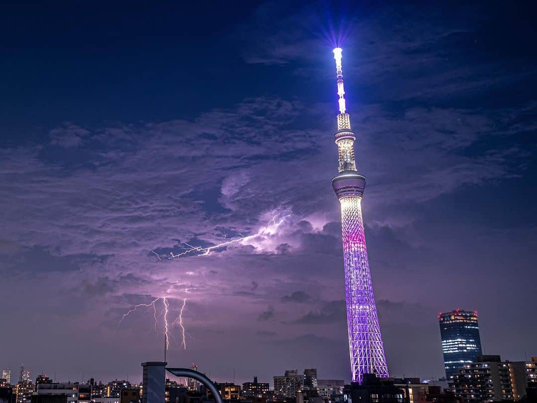墨田区のインスタグラム：「遠雷とスカイツリー🗼⚡ 雅ライティングの東京スカイツリーと一緒に、北の空に現れた遠雷🗼⚡☁️ 夜の８時過ぎ、暗闇に包まれたスカイツリーの背後から突如として織り成された稲妻の美。 雲間から鋭く突き刺すその光は、曇天を瞬間的に明るく照らし、スカイツリーと共に壮大な夜景を描き出しました 🎬📸  撮影者：　#すみだカメラ部10選　@somedsoon  #墨田区#すみだ#sumida#東京#tokyo#わたしのすみだ自慢#これもすみだのシティプロモーション#東京スカイツリー #遠雷 #稲妻 #雅ライティング #夜空 #曇天 #自然の壮大さ #雷光 #東京の夜景 #スカイツリーと遠雷 #写真撮ってる人と繋がりたい#东京晴空塔#도쿄스카이트리 #tokyoskytree」