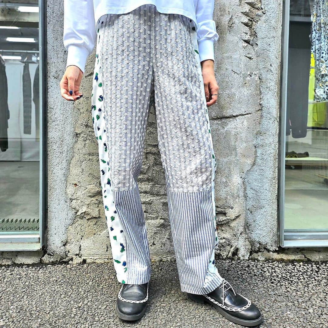ミントデザインズのインスタグラム：「. -TEXTILE PANTS-  ミントデザインズのオリジナルテキスタイルシリーズから、 大胆な切り替えがインパクトのあるパンツが登場。 個性的なオリジナル生地と、ディティールにこだわったミントデザインズらしいラインナップです‼︎  #mintdesigns #ミントデザインズ #2023aw」