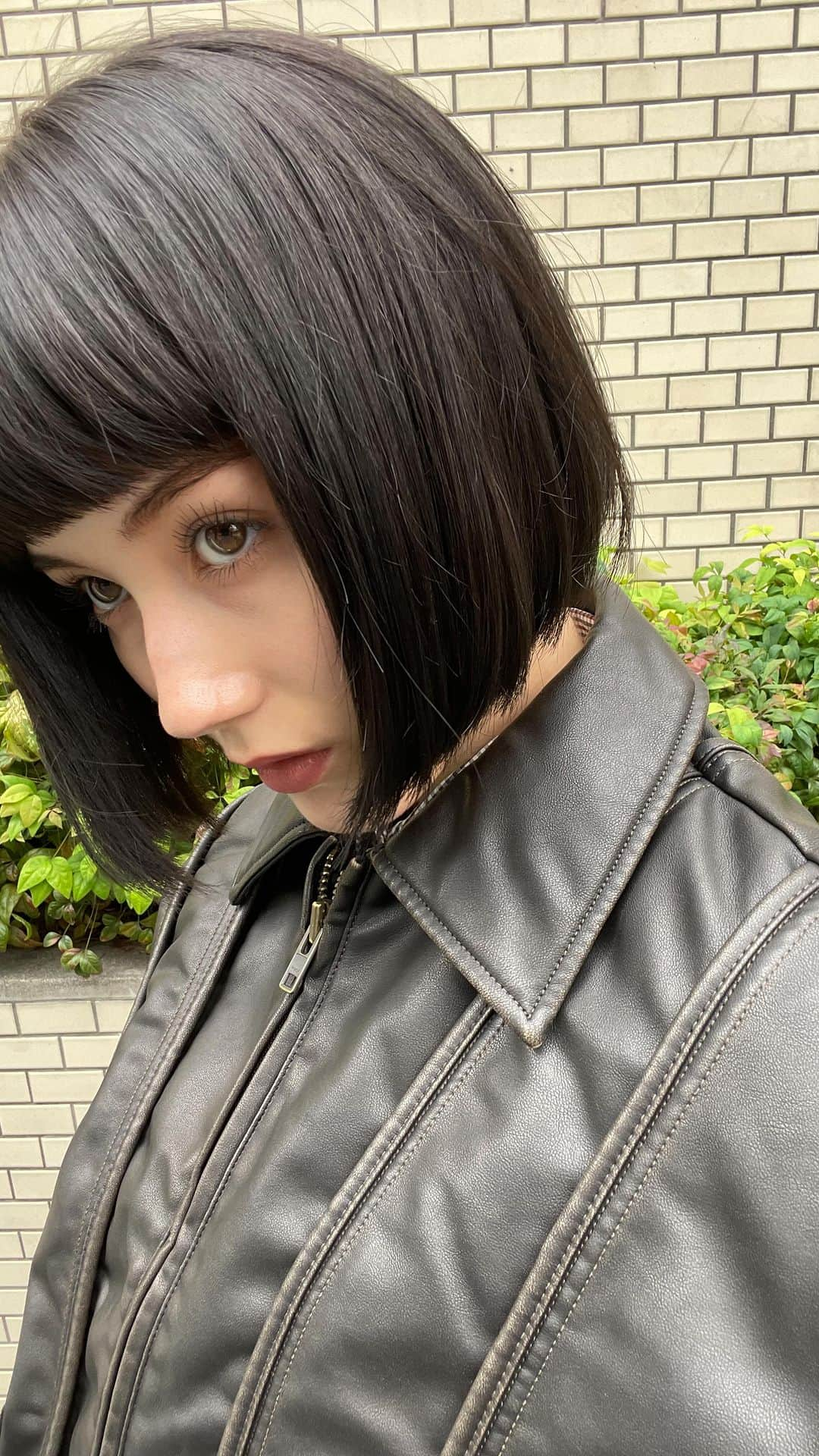 藤本林花美愛のインスタグラム：「🤎🤎  秋はこんなコーデがしたいって思ってたの、、やっと着れた☺️  LAGUA GEMのヴィンテージ感のある メンズライクなオーバーシルエットのレザージャケットに マイクロミニ丈のスカート合わせ！  @charleskeith_jp のバイカーブーツは 夏からずっと狙っていたアイテム。  ブーツ×ミニ丈が超可愛くて、  まさに、今のキブン💞  Jacket: @laguagem  Shirt: @zara  Skirt: @bershka  Boots: @charleskeith_jp @charleskeithofficial」