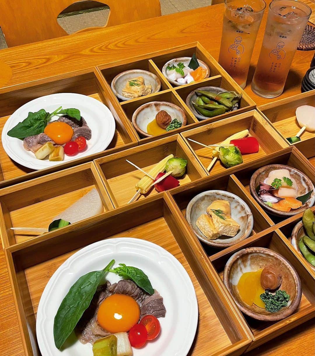 生形由佳のインスタグラム：「・ 神楽坂にある @kunsei_izumiya  まるで旅館のお部屋ごはんのような完全プライベート空間で 美味しい燻製料理が楽しめます🍲  新鮮な野菜に燻製マヨネーズつけるのが最高に美味しかった！🤤  Dazzカメラで撮った写真良い感じ🎞️✨  ------------------------------------------------------  ・お野菜 ・燻製カマンベールとモッツァレラチーズ ・燻製枝豆 ・燻製梅干し　燻製沢庵 ・お刺身〜燻製さしみ醤油 ・燻製冷やしすき焼き ・もつ鍋 ・〆のちゃんぽん麺  ------------------------------------------------------  #PR  #燻製いづみや  #神楽坂グルメ #飯田橋ディナー  #神楽坂個室 #神楽坂ディナー」