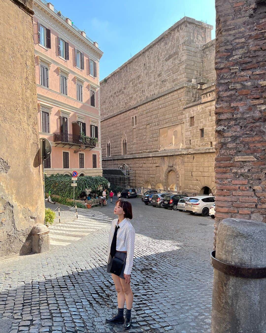 zussaさんのインスタグラム写真 - (zussaInstagram)「オードリー・ヘップバーンも訪れたと言われる ローマの老舗ジェラート店"Giolitti"は絶対行ってほしい〜🍨 日本にもあるらしい！今度行ってみたいな〜✨  イタリアは思っていたよりも気温が高く、サプライズでZARAのメンズカーディガン勝手にお揃いしたのにほぼ出番がありませんでした。どこかでリベンジしたい気持ち。😗  #miroamurette#mirofilles#新婚旅行#イタリア旅行#ローマ#ジェラート#giolitti#きれいめカジュアル」10月21日 19時02分 - niwatorigoya